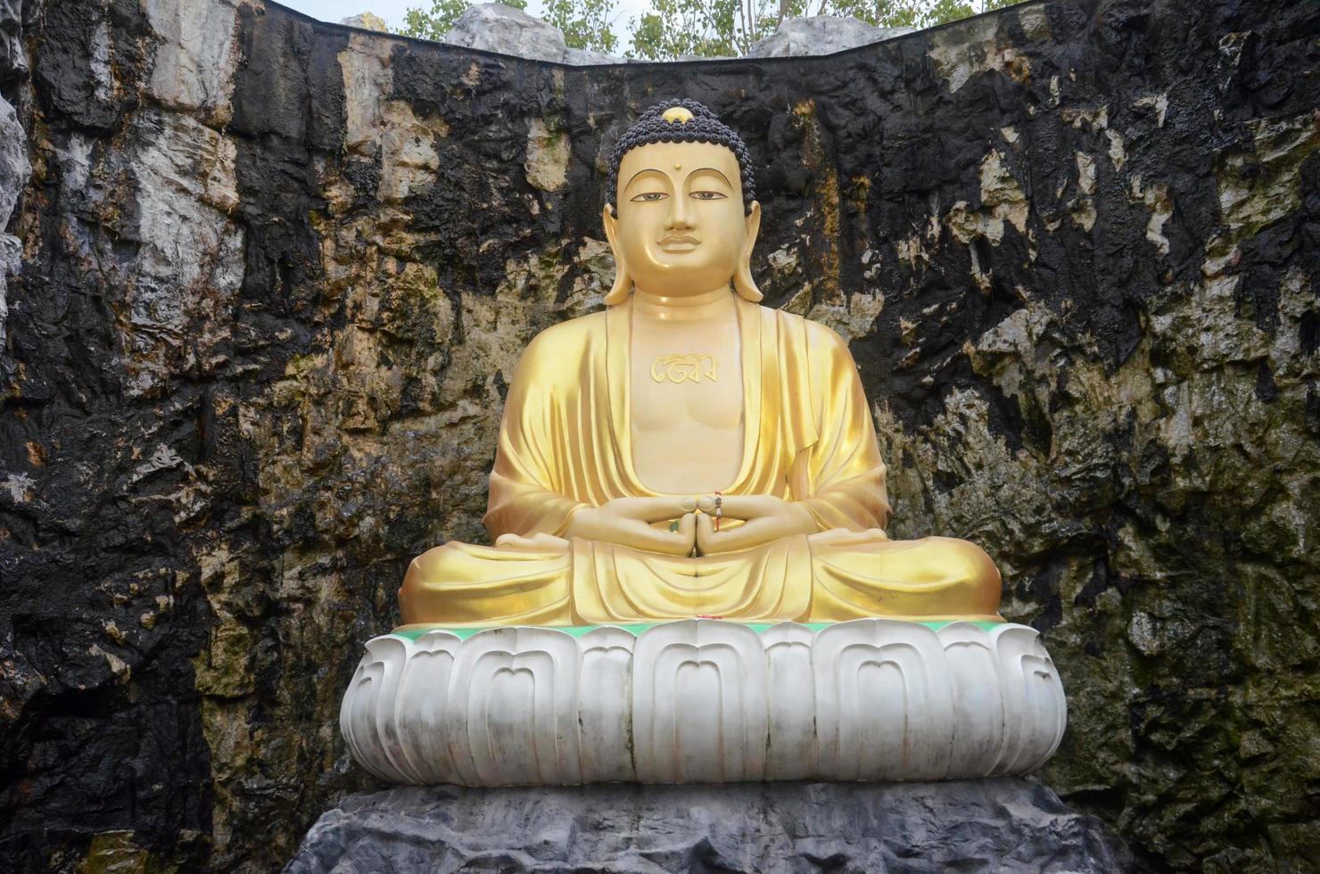 luang por al parque mahayana, en wat lak si rat samosorn, rodeado de montañas modelo foto