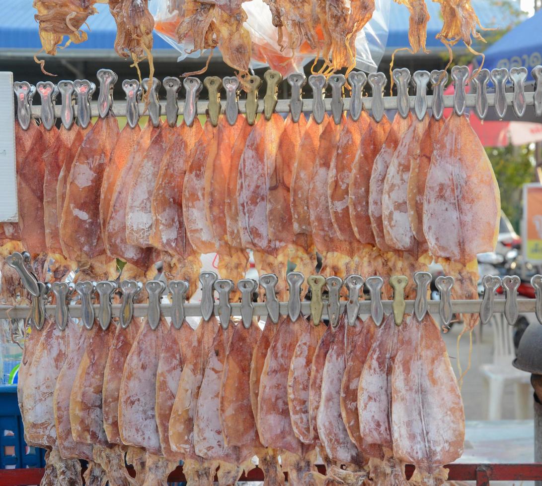 calamar seco, vendido en un carro en el mercado local, a la parrilla y molido antes de ser consumido. foto