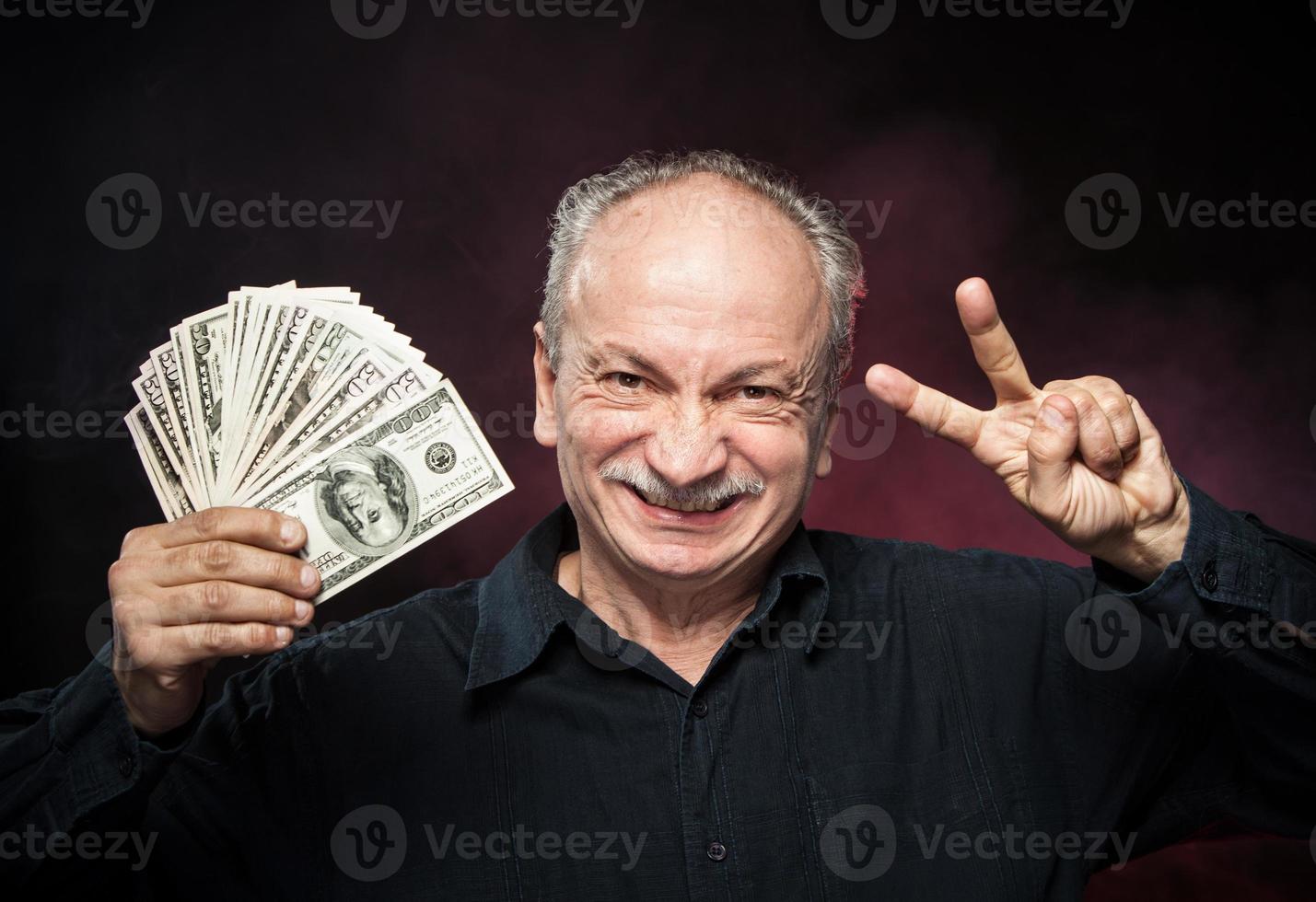 anciano con billetes de dolar foto
