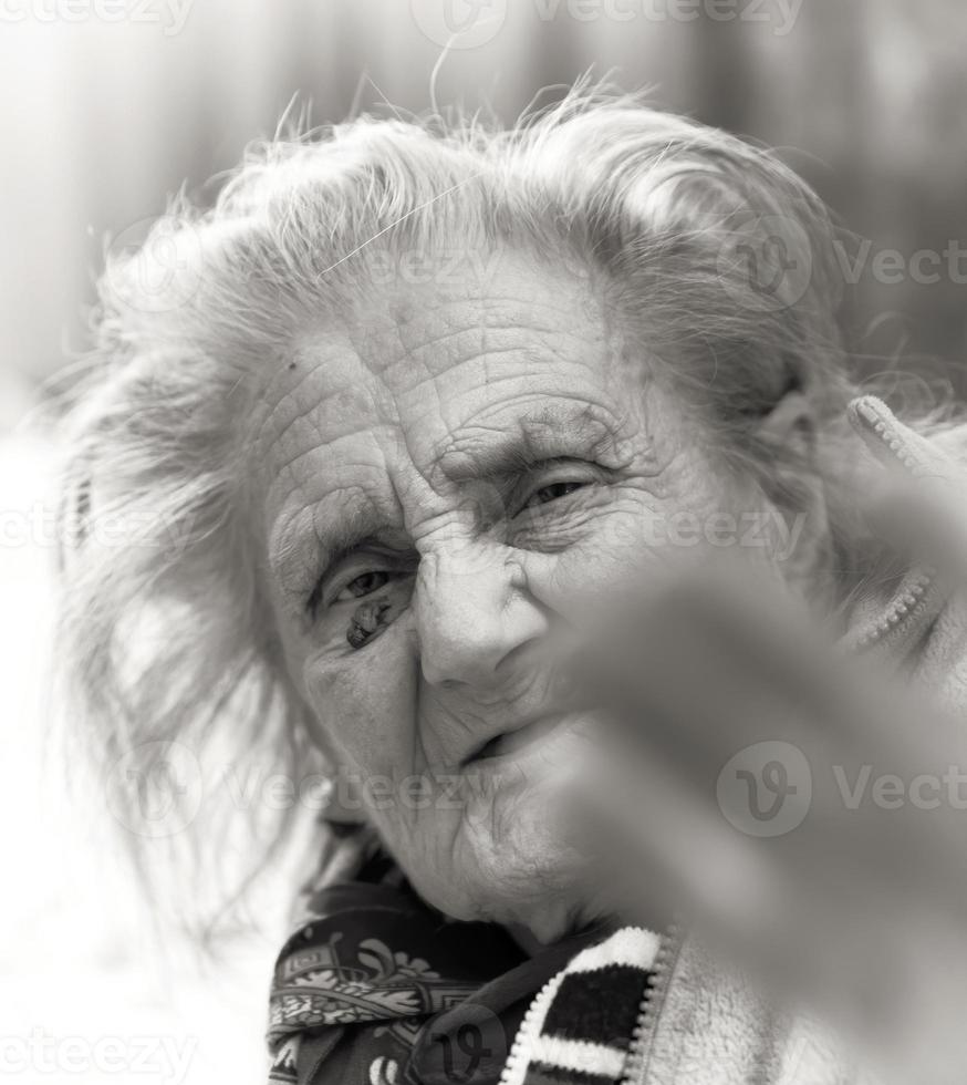 muy vieja mujer cansada foto