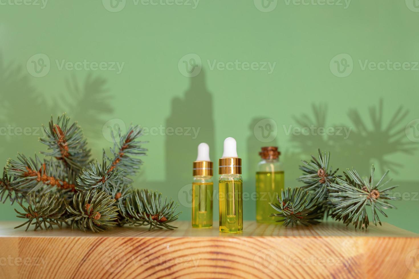 composición de aromaterapia y spa con aceite esencial de abeto y ramas y con sombras de moda. foto