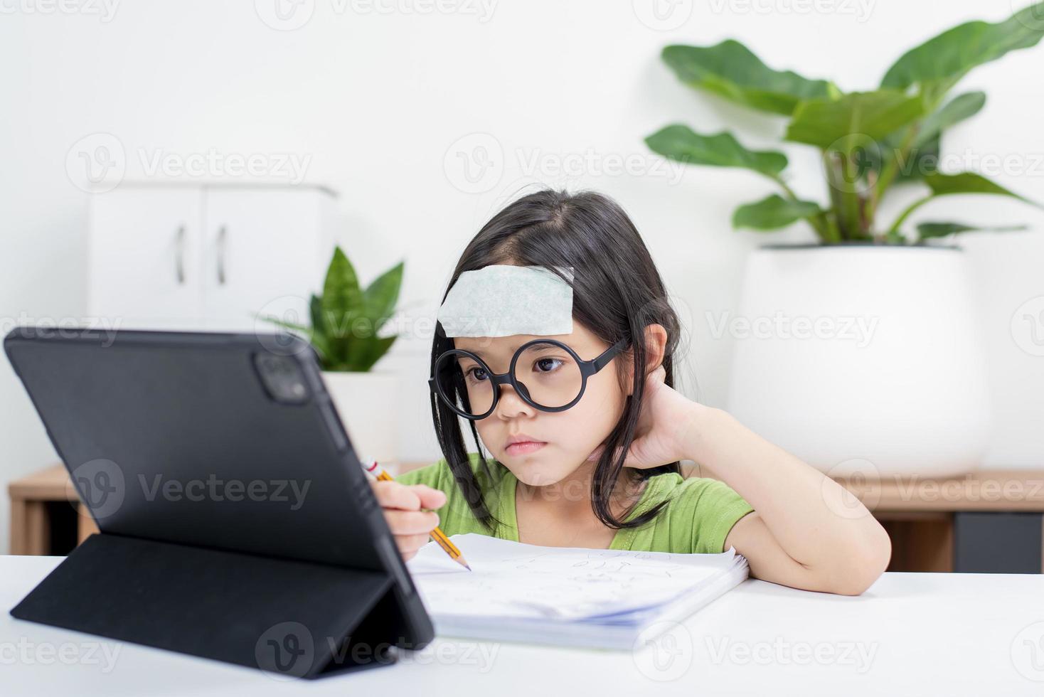 sick little girl e-learning photo