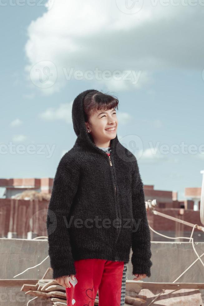 niño con abrigo de piel negro cara sonriente y candado cortado foto