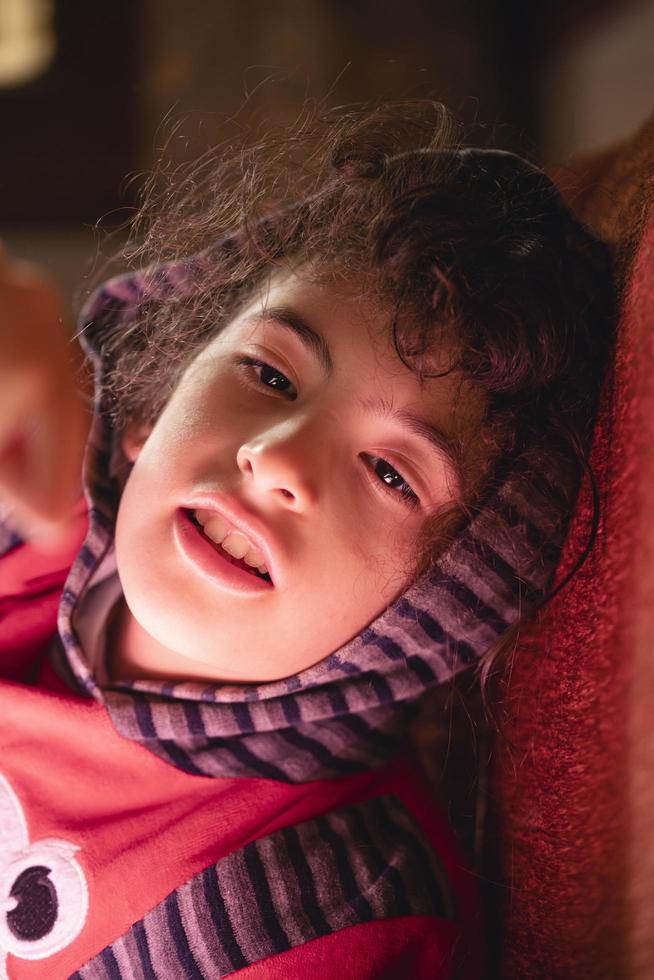 retrato de una niña bonita con pijama rojo foto