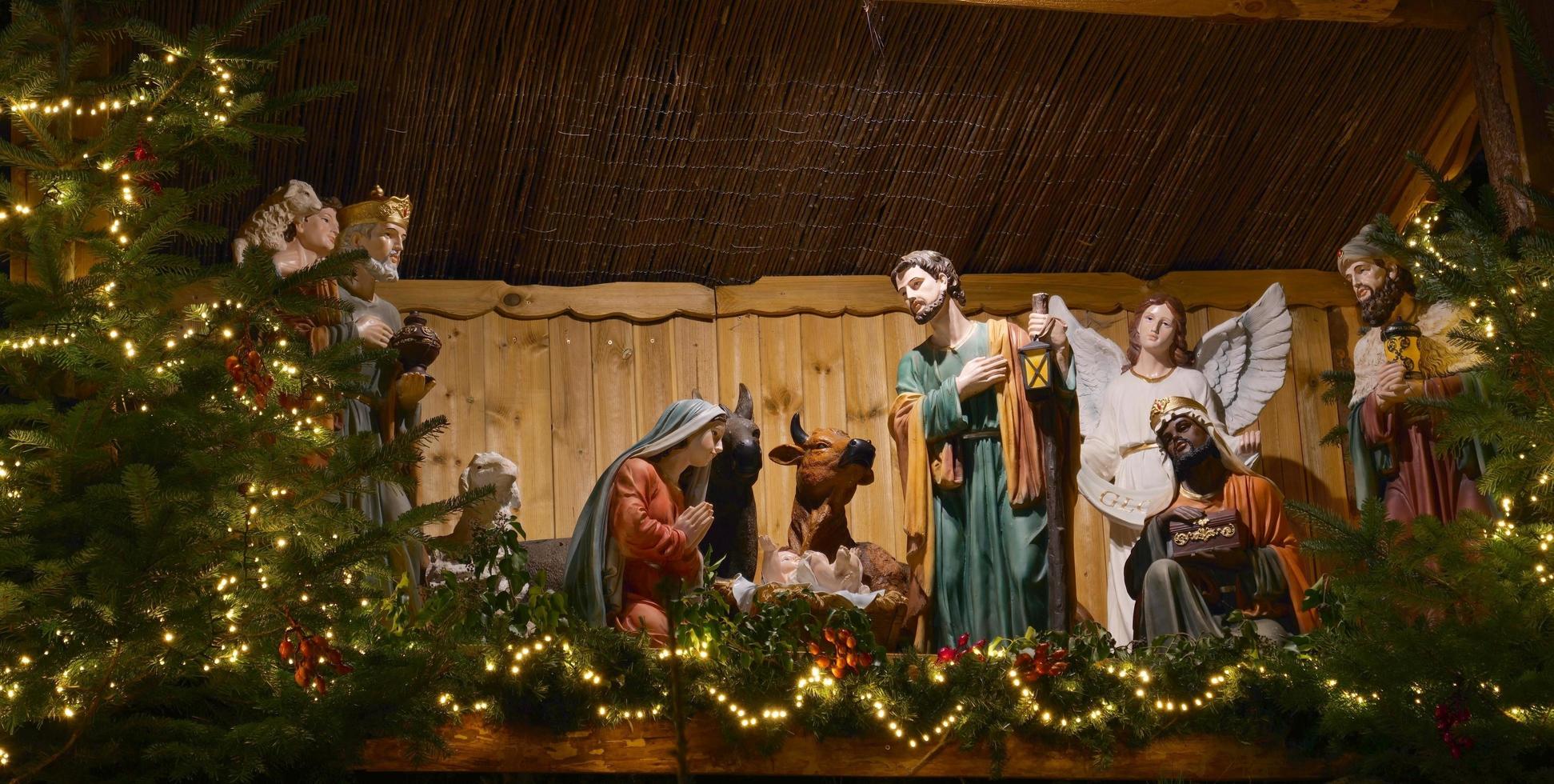 pesebre navideño con los reyes magos, josé, maría y jesús foto