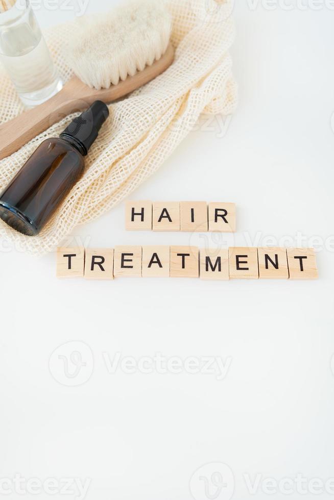 pérdida de cabello en peine, problema diario de pérdida de cabello grave. letras de madera para el tratamiento del cabello. foto
