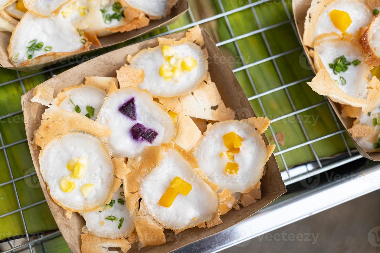 Kanom Krok yang lezat dan kenyal, dengan topping jagung manis dan daun bawang, siap untuk dinikmati selagi hangat