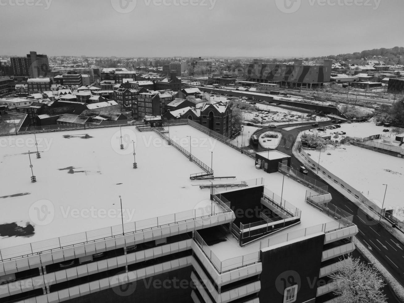 vista de ángulo alto de la ciudad en blanco y negro clásico foto