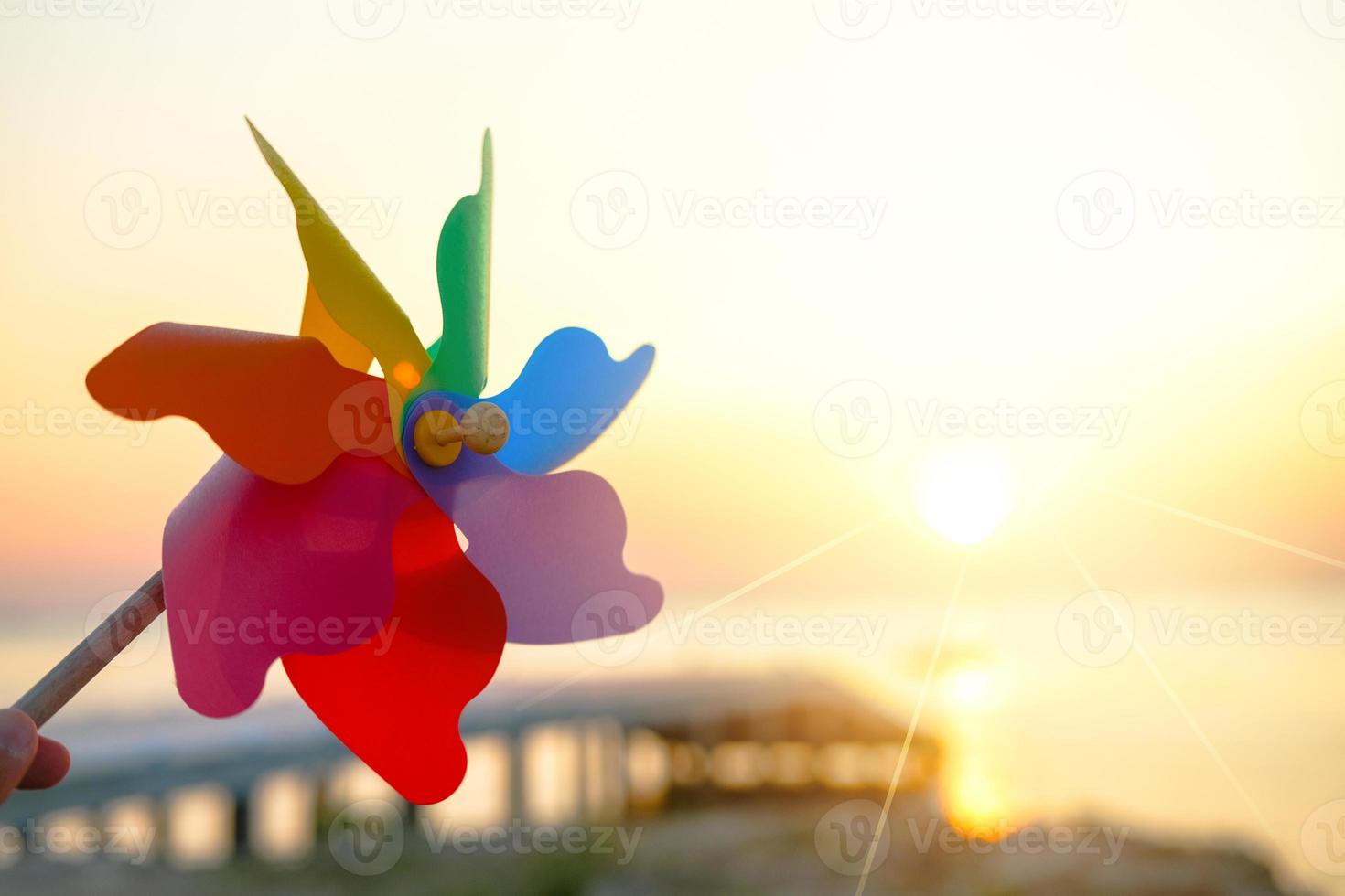 hombre mano sosteniendo turbinas molinos de viento en el objeto del cielo para la libertad, niño, molinos de viento aire infancia niño movimiento estilo de vida parque jugar y vacaciones viajar juguete foto