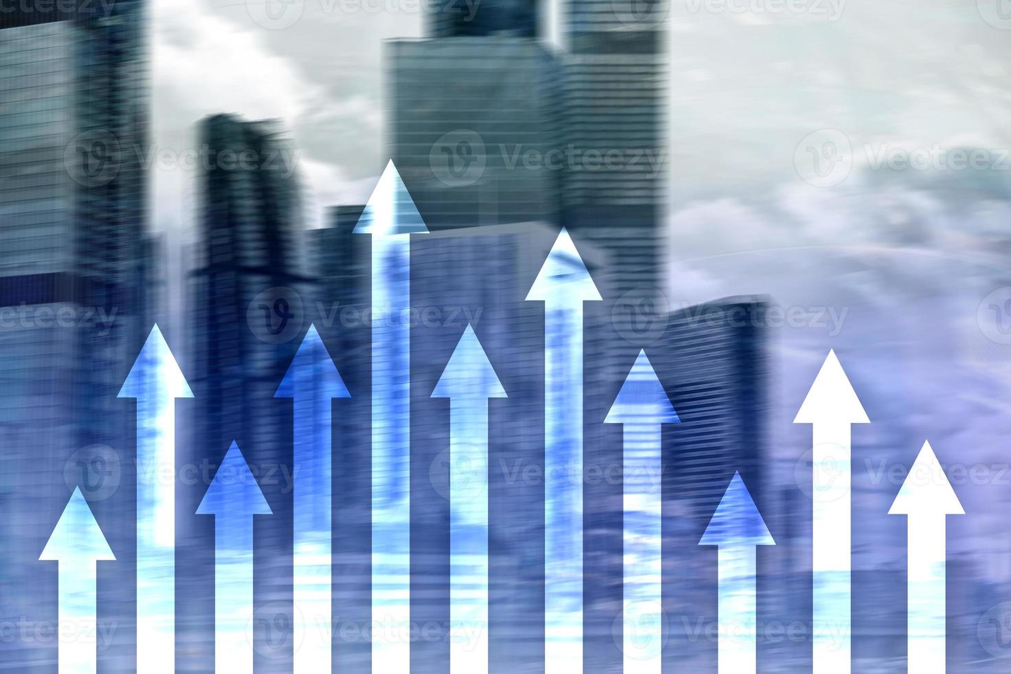 gráfico de flecha hacia arriba sobre fondo de rascacielos. concepto de inversión y crecimiento financiero. foto