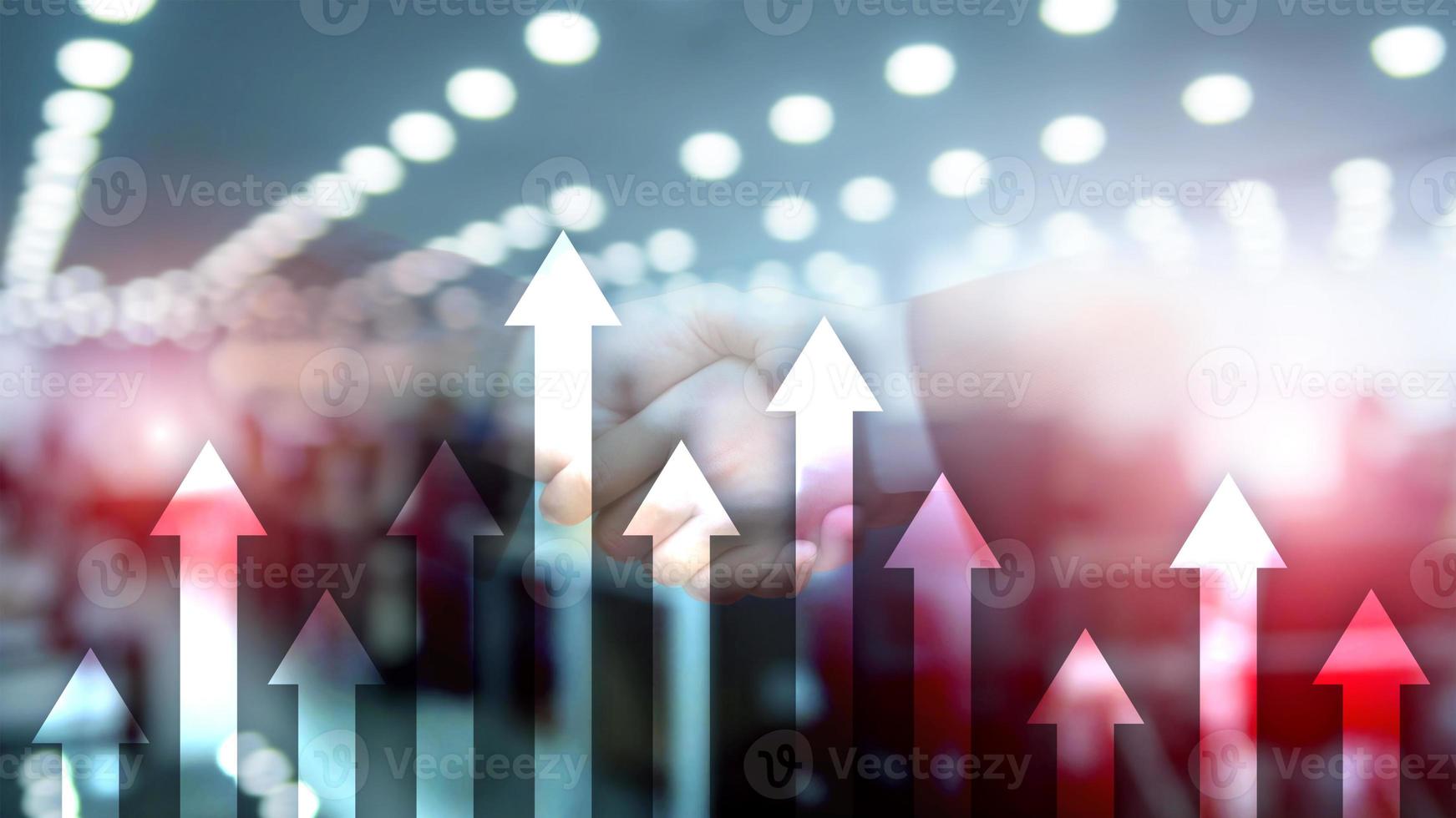 gráfico de flecha hacia arriba sobre fondo de rascacielos. concepto de inversión y crecimiento financiero. foto