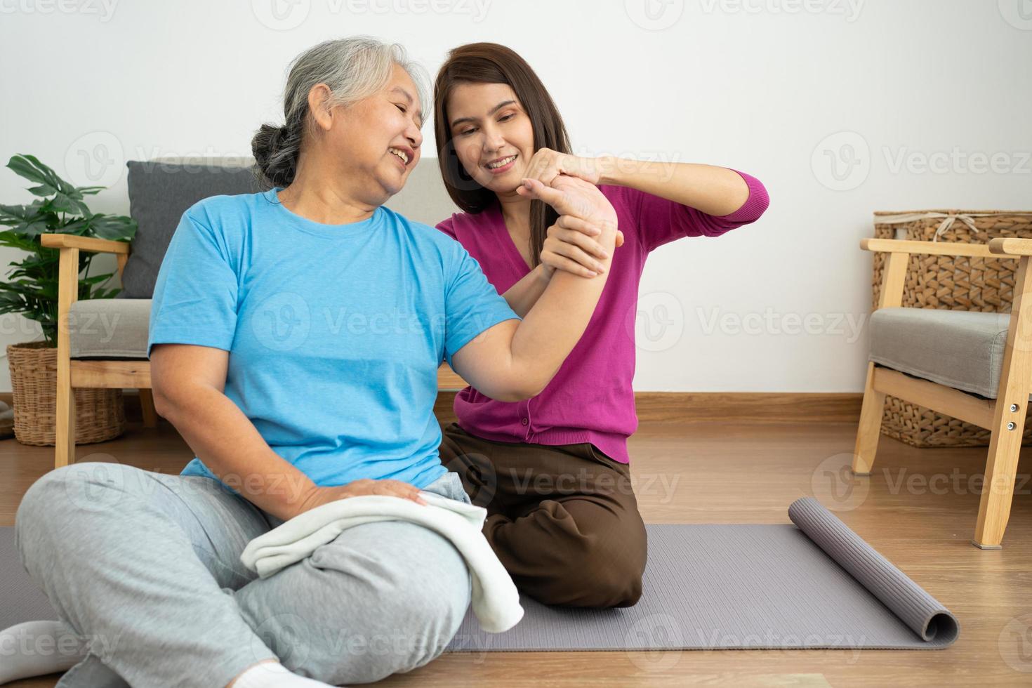 cuidadoso cuidador asiático o enfermera cuidando al paciente en un hogar. concepto de jubilación feliz con el cuidado de un cuidador y ahorros y seguro de salud para personas mayores, una familia feliz foto