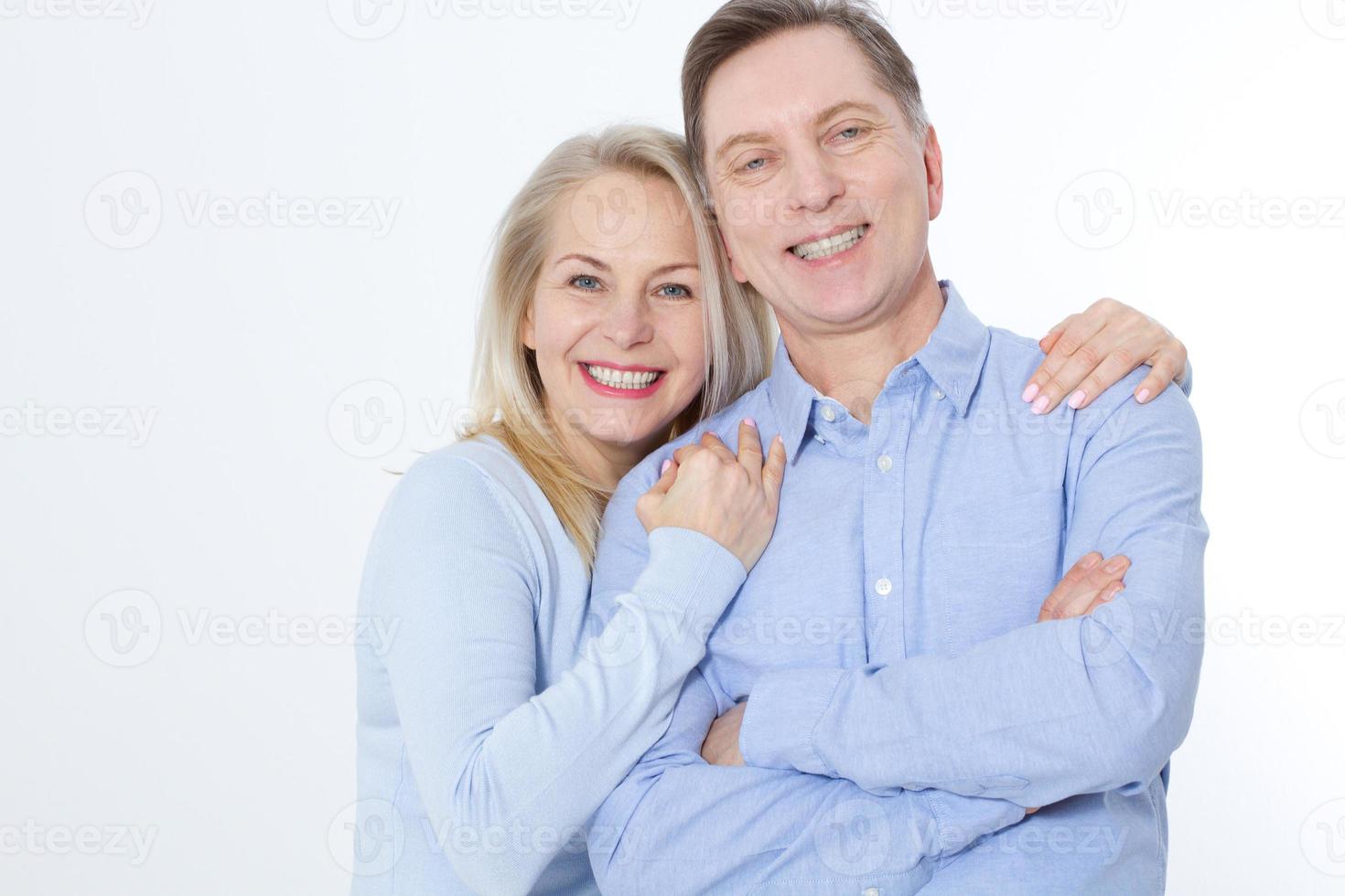 retrato de pareja de mediana edad aislado sobre fondo blanco. foto