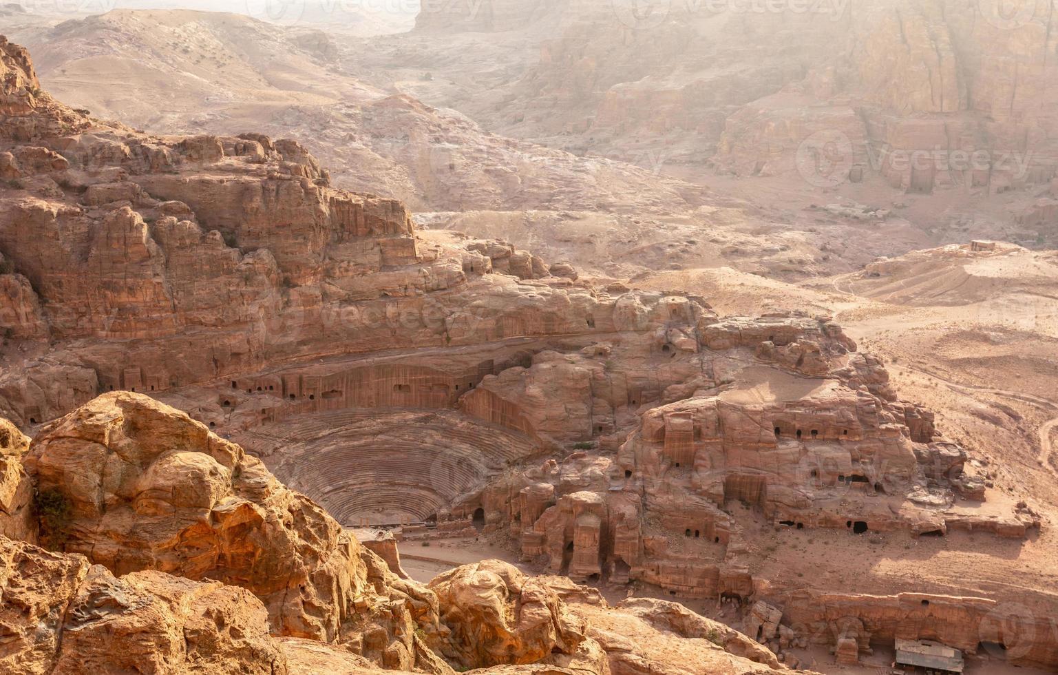 vista desde arriba al teatro nabateo tallado en piedra y tumbas circundantes, petra, jordania foto