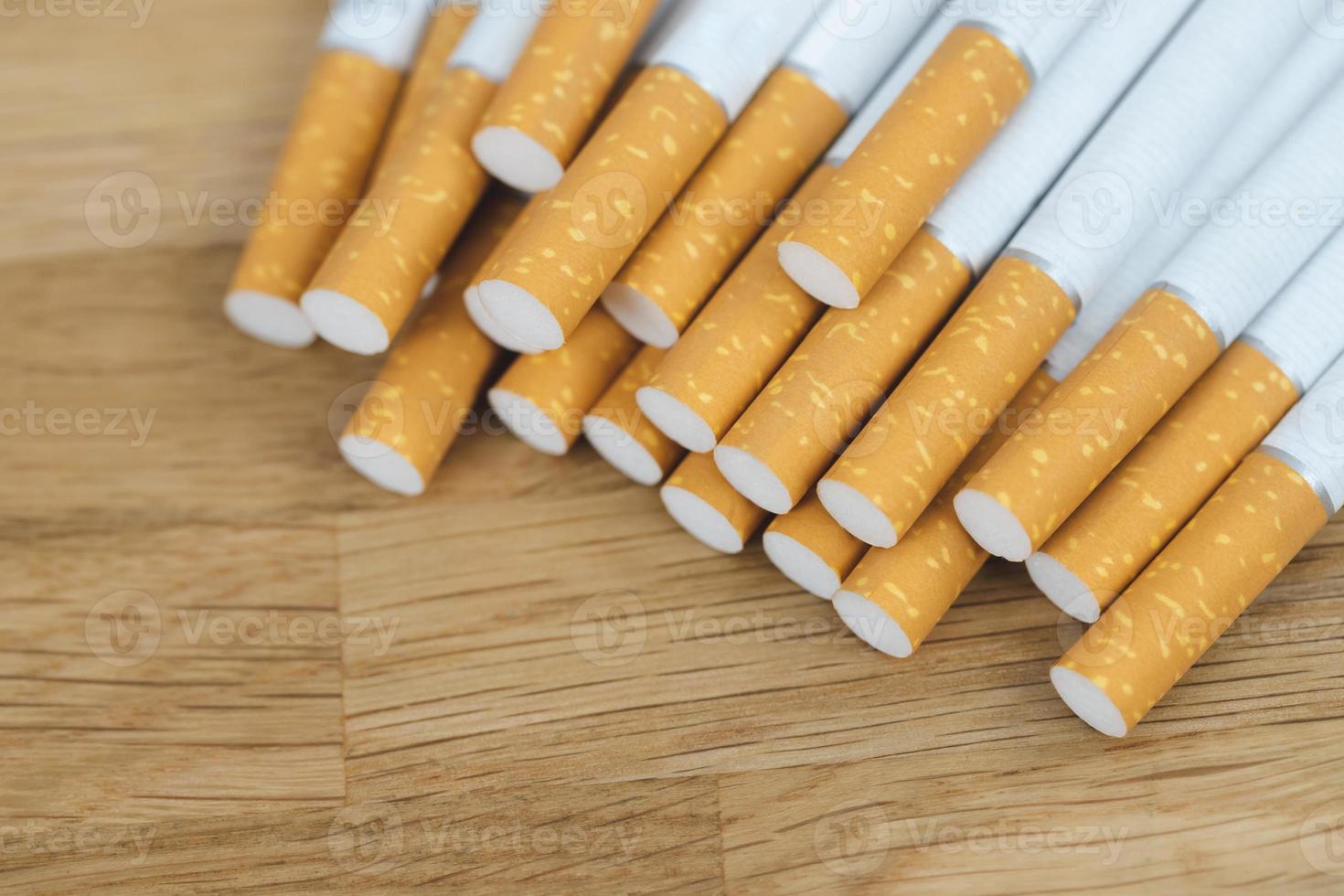imagen de varios cigarrillos fabricados comercialmente. pila de madera. o concepto de campaña para no fumadores, tabaco foto