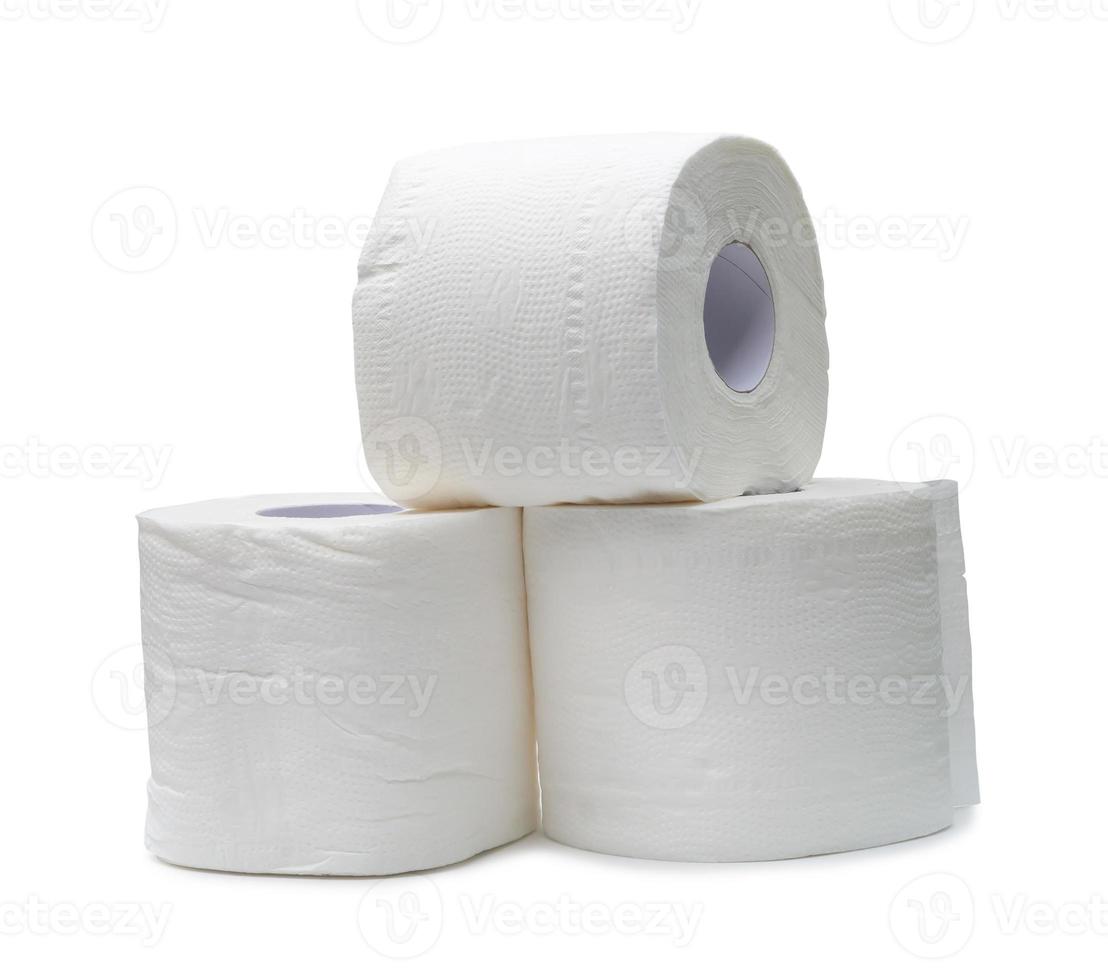 tres rollos de papel tisú blanco o servilleta apilados preparados para usar en el baño o en el baño aislados en fondo blanco con camino de recorte foto