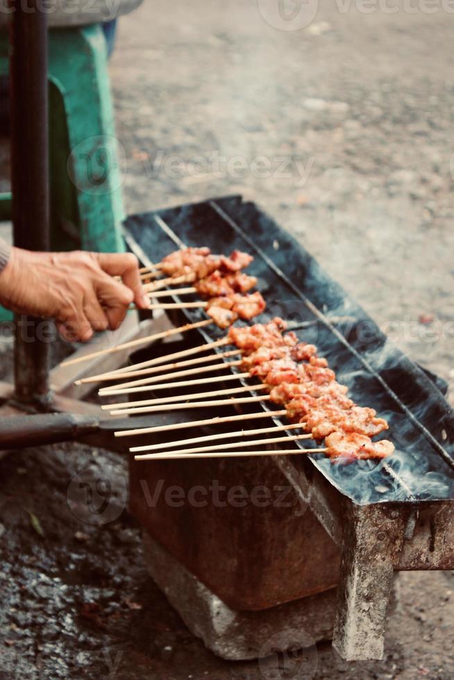 foto de un satay asado a la parrilla en un área de mercado en bali.