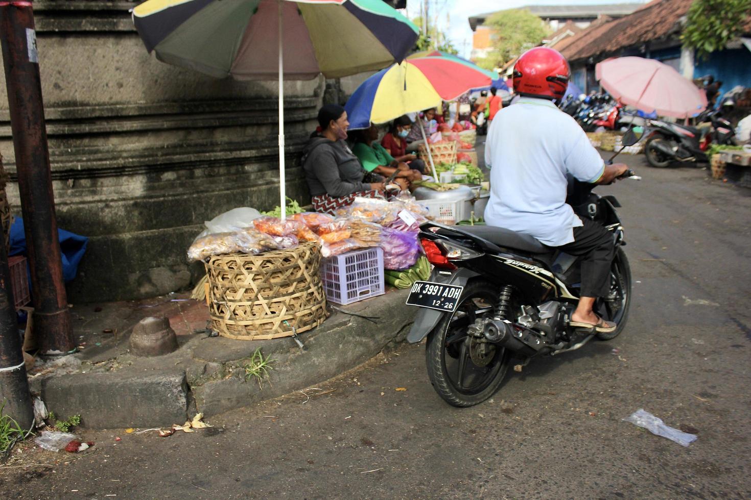 Photo of several people doing buying and selling activities in the Kumbasari market area.