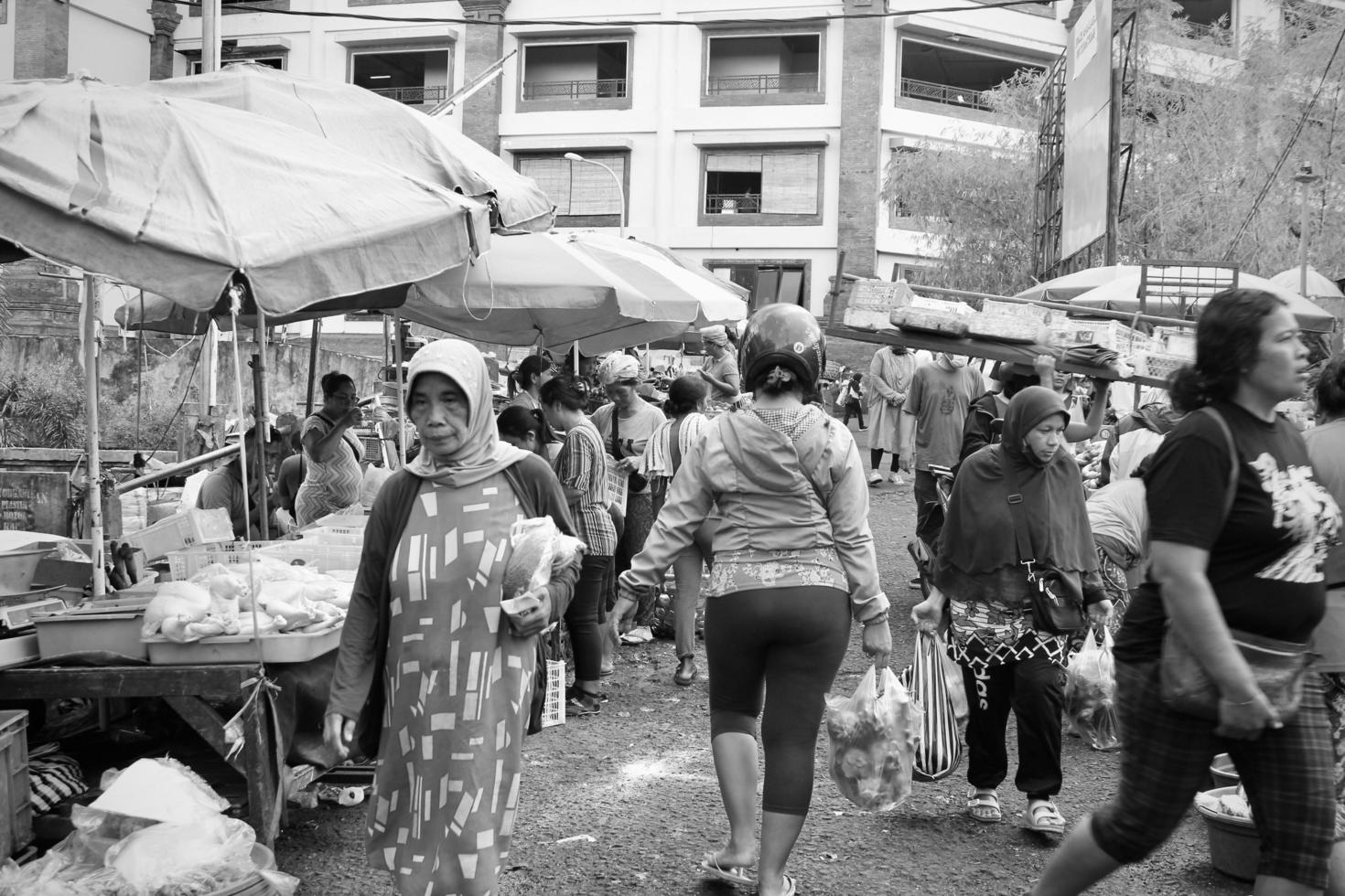 badung, bali - 13 de enero de 2023 foto en blanco y negro de un vendedor que realiza transacciones con un comprador en el mercado de badung kumbasari