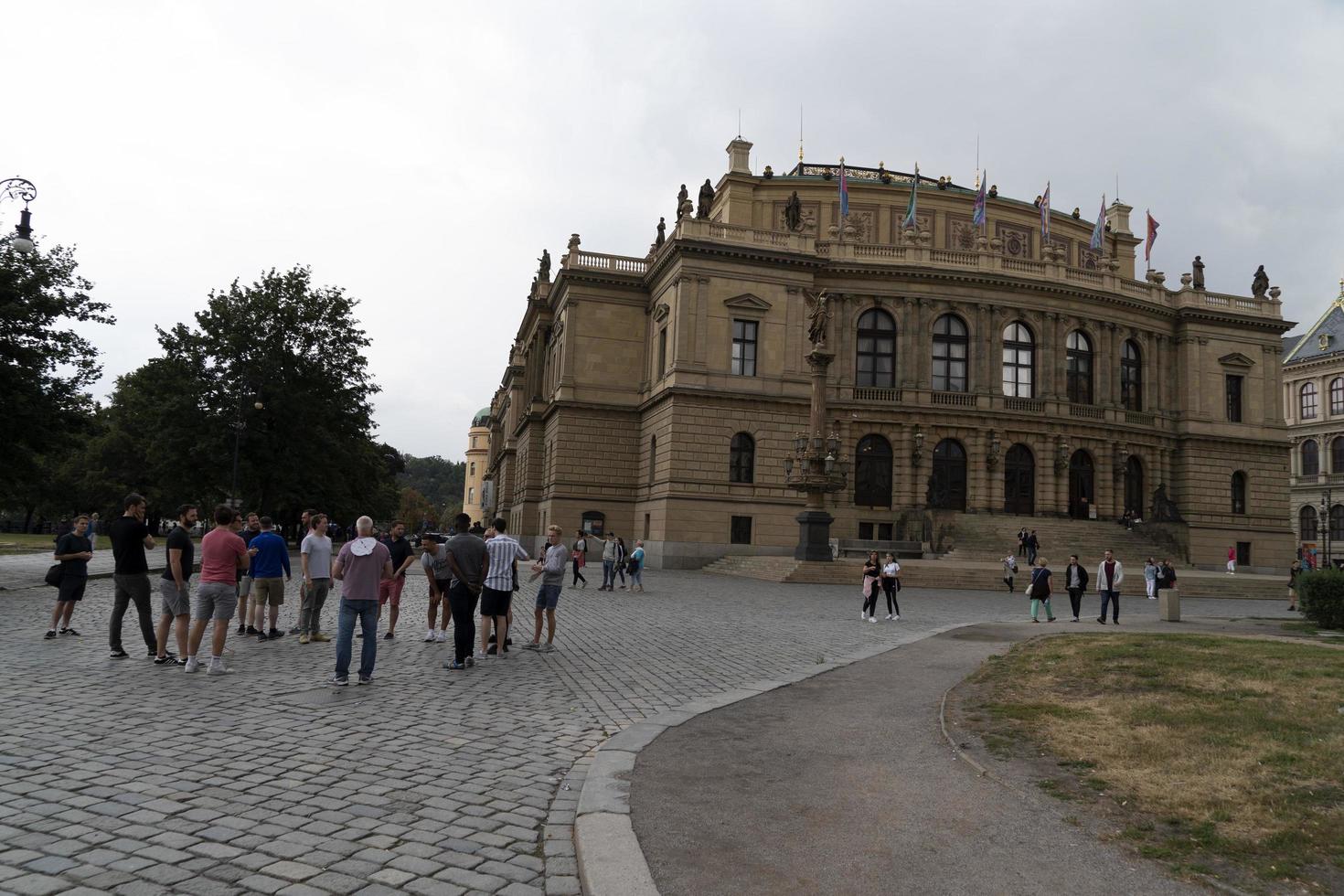 praga, república checa - 15 de julio de 2019 - la ciudad está llena de turistas en verano foto