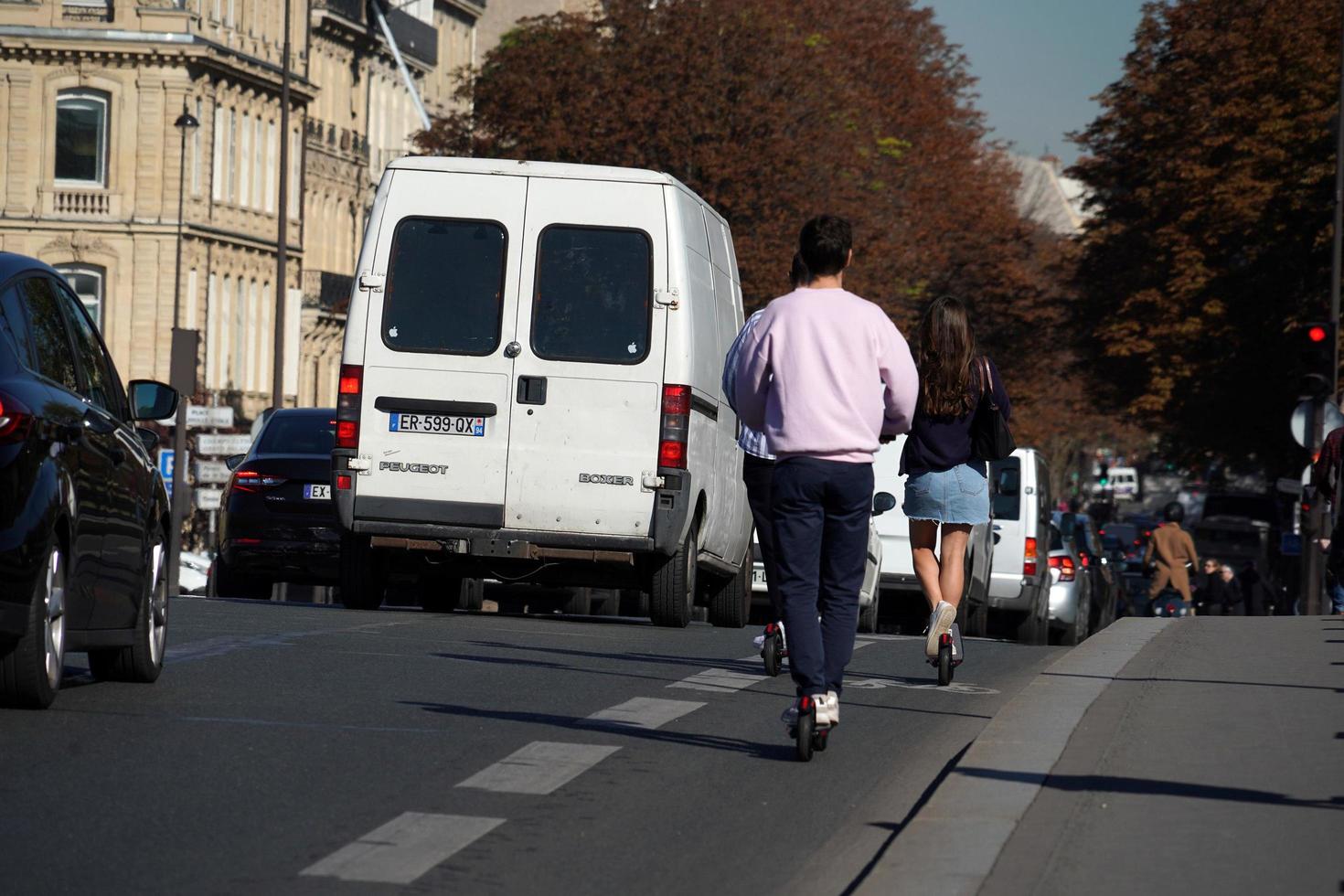 París, Francia - 5 de octubre de 2018 - la gente del tráfico congestionado de la calle París usa scooter foto