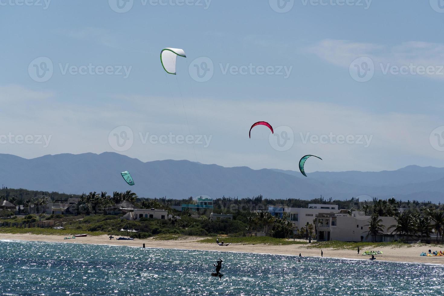 la ventana, méxico - 16 de febrero de 2020 - kitesurf en la playa ventosa foto