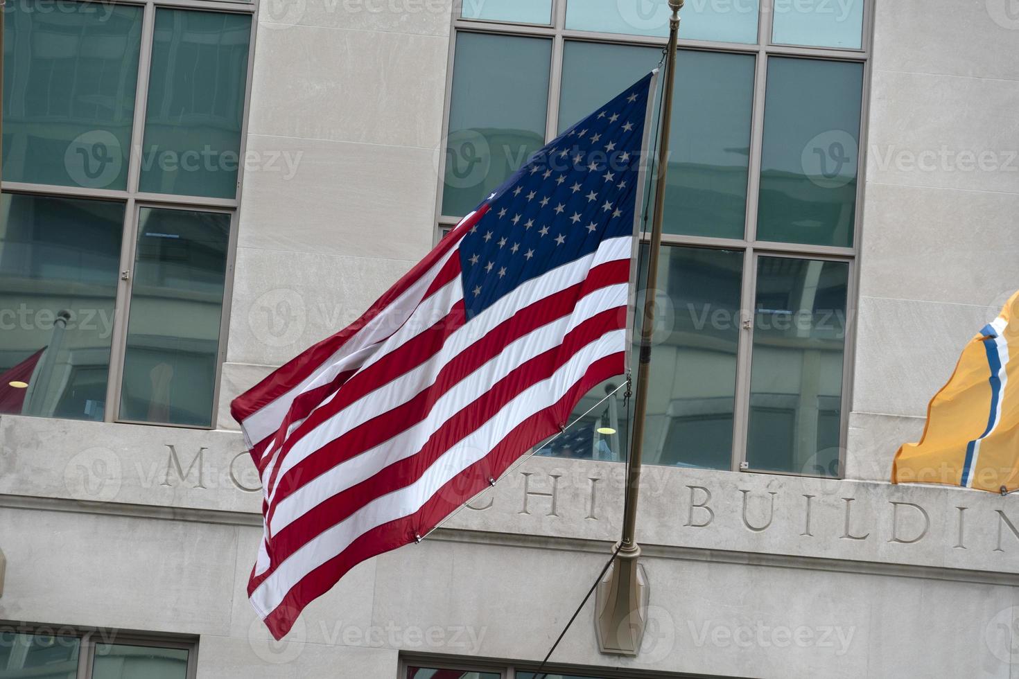 ventanas de edificios de la calle 16 de washington dc ondeando la bandera de estados unidos foto