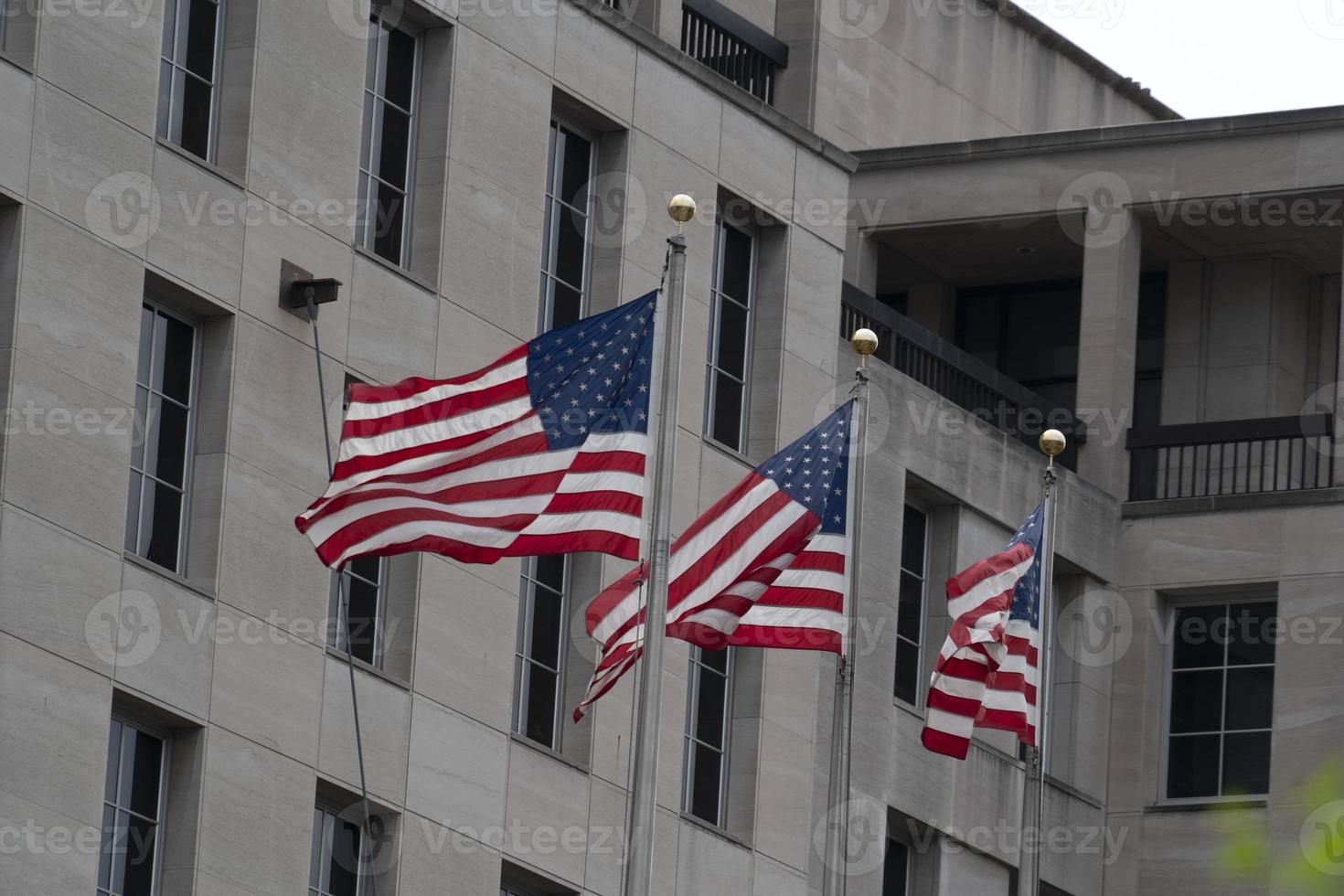 ventanas de edificios de la calle 16 de washington dc ondeando la bandera de estados unidos foto