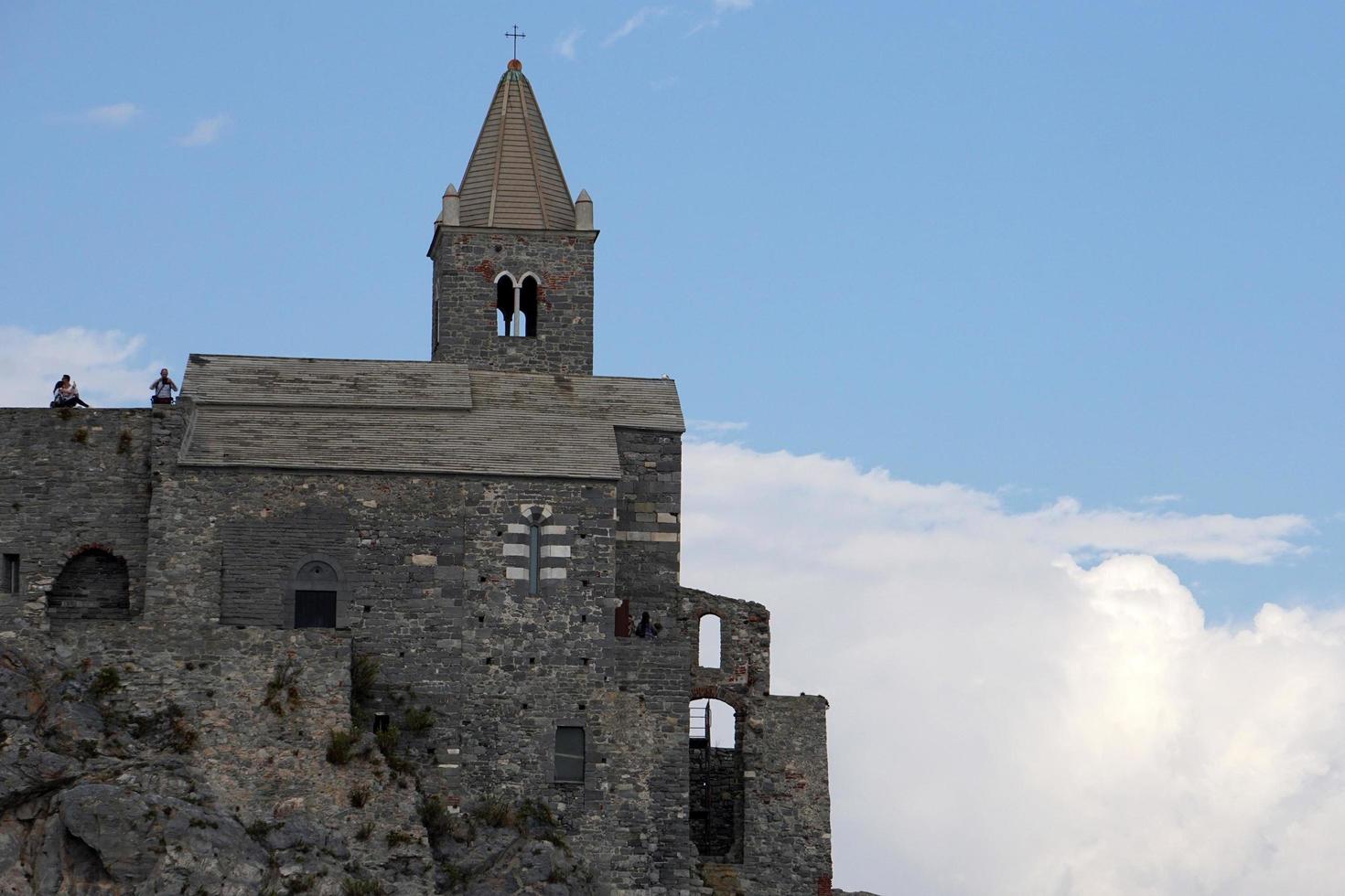 portovenere, italia - 24 de septiembre de 2017 - muchos turistas en el pintoresco pueblo italiano foto