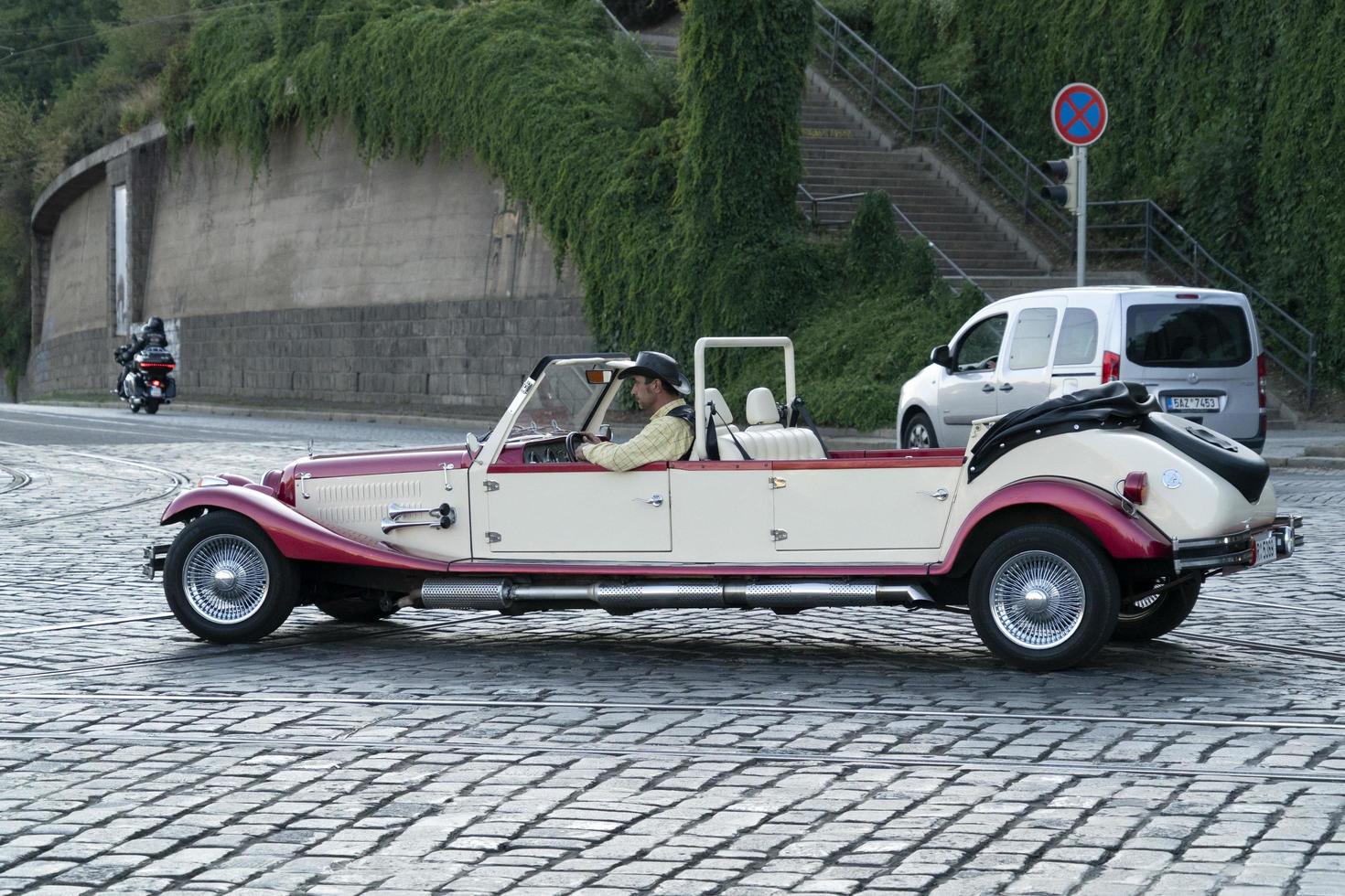 praga, república checa - 15 de julio de 2019 - los coches de estilo antiguo en la ciudad están llenos de turistas en verano foto