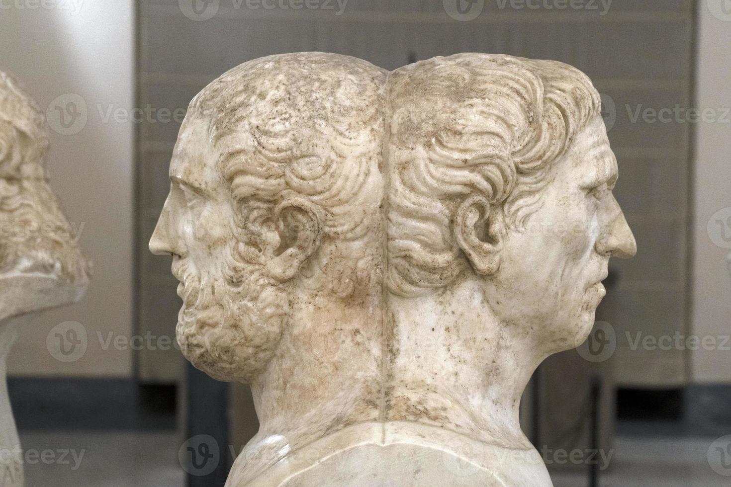 antigua estatua romana de marmol foto
