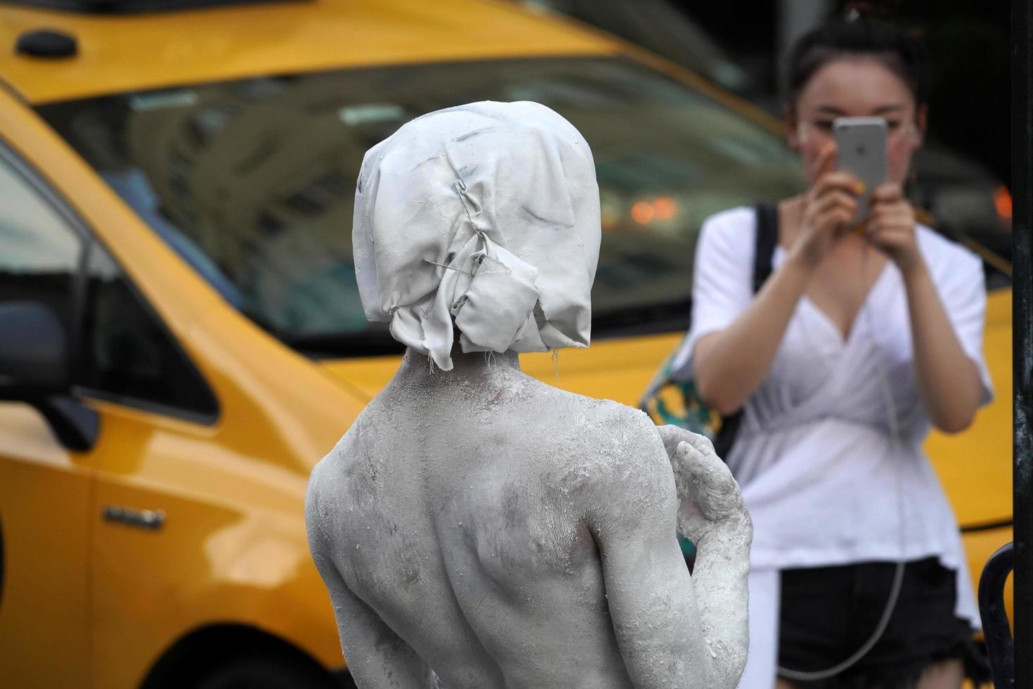 Nueva York, EE.UU. - 27 de mayo de 2018 - artista de estatua viviente fuera de Met foto