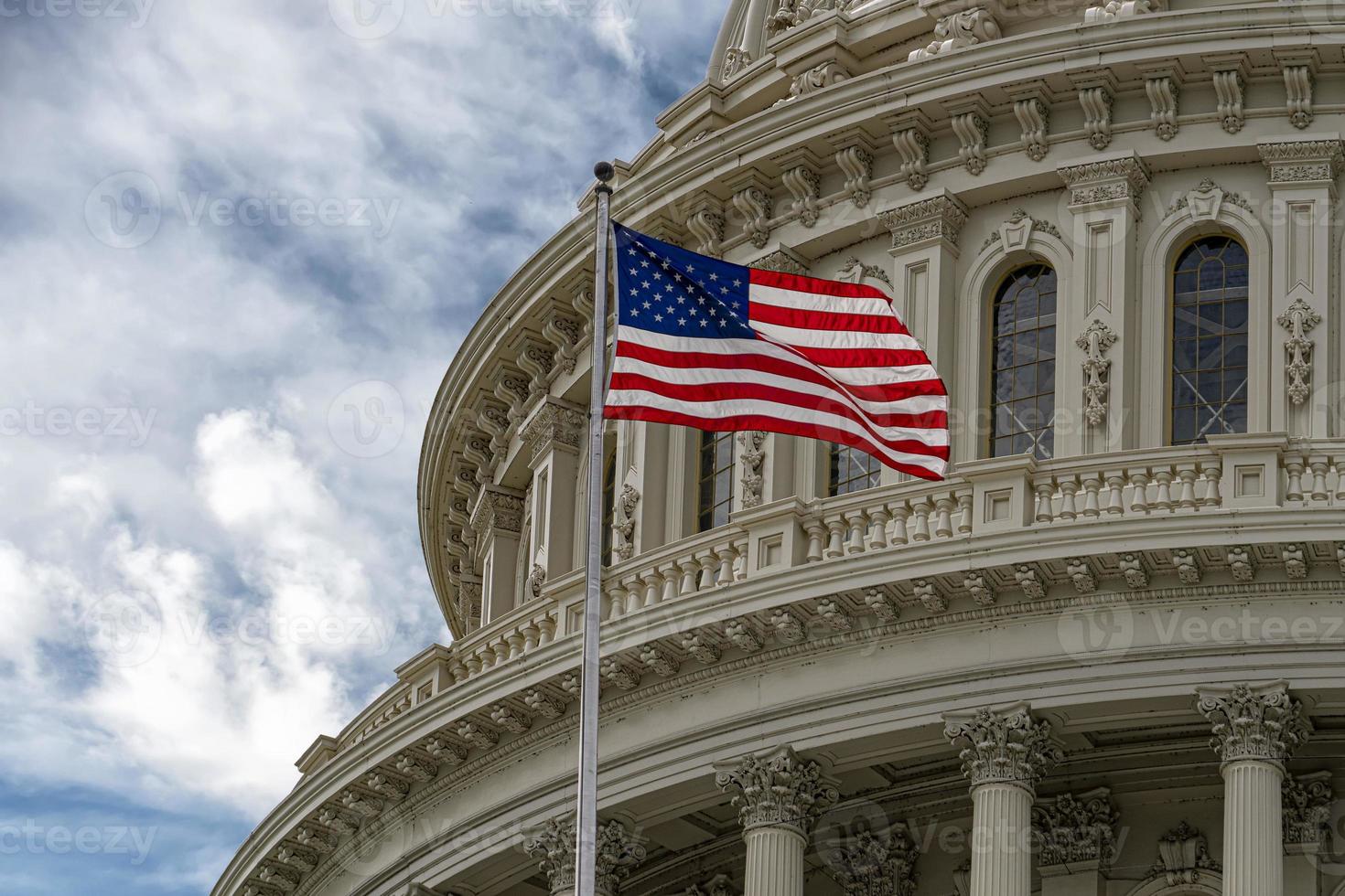 capitolio de washington dc con bandera ondeante en el fondo del cielo foto