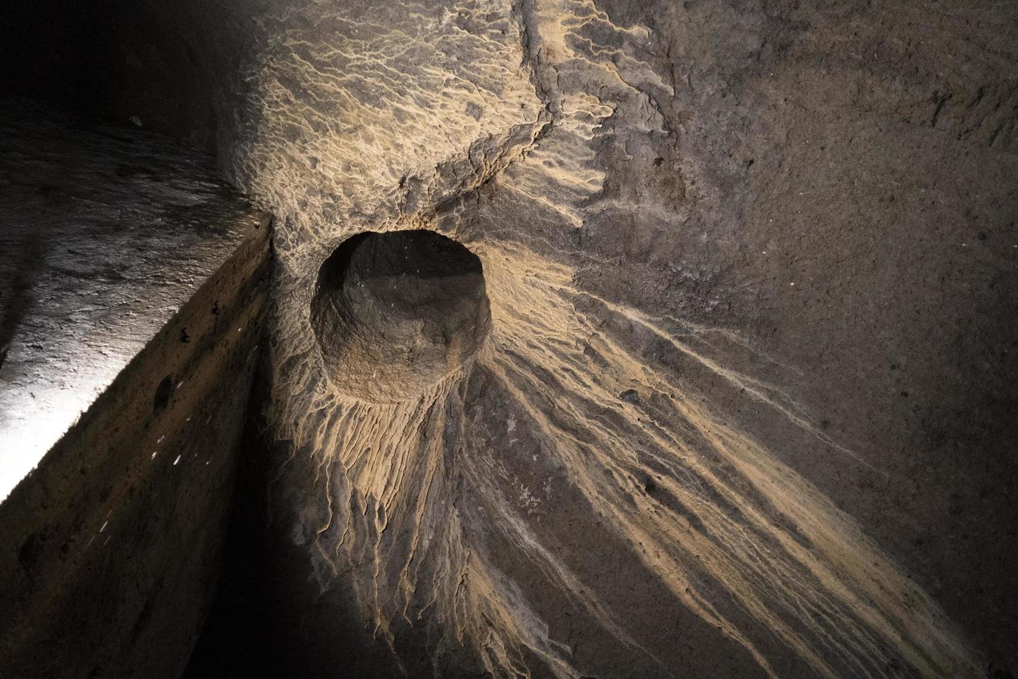 ercolano, italia - 2 de febrero de 2020 - ercolano herculaneum ruinas antiguas exploración subterránea foto