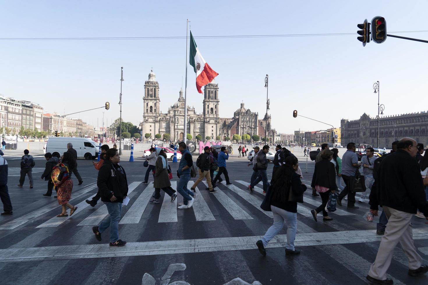 ciudad de méxico, méxico - 30 de enero de 2019 - plaza principal del zócalo llena de gente foto