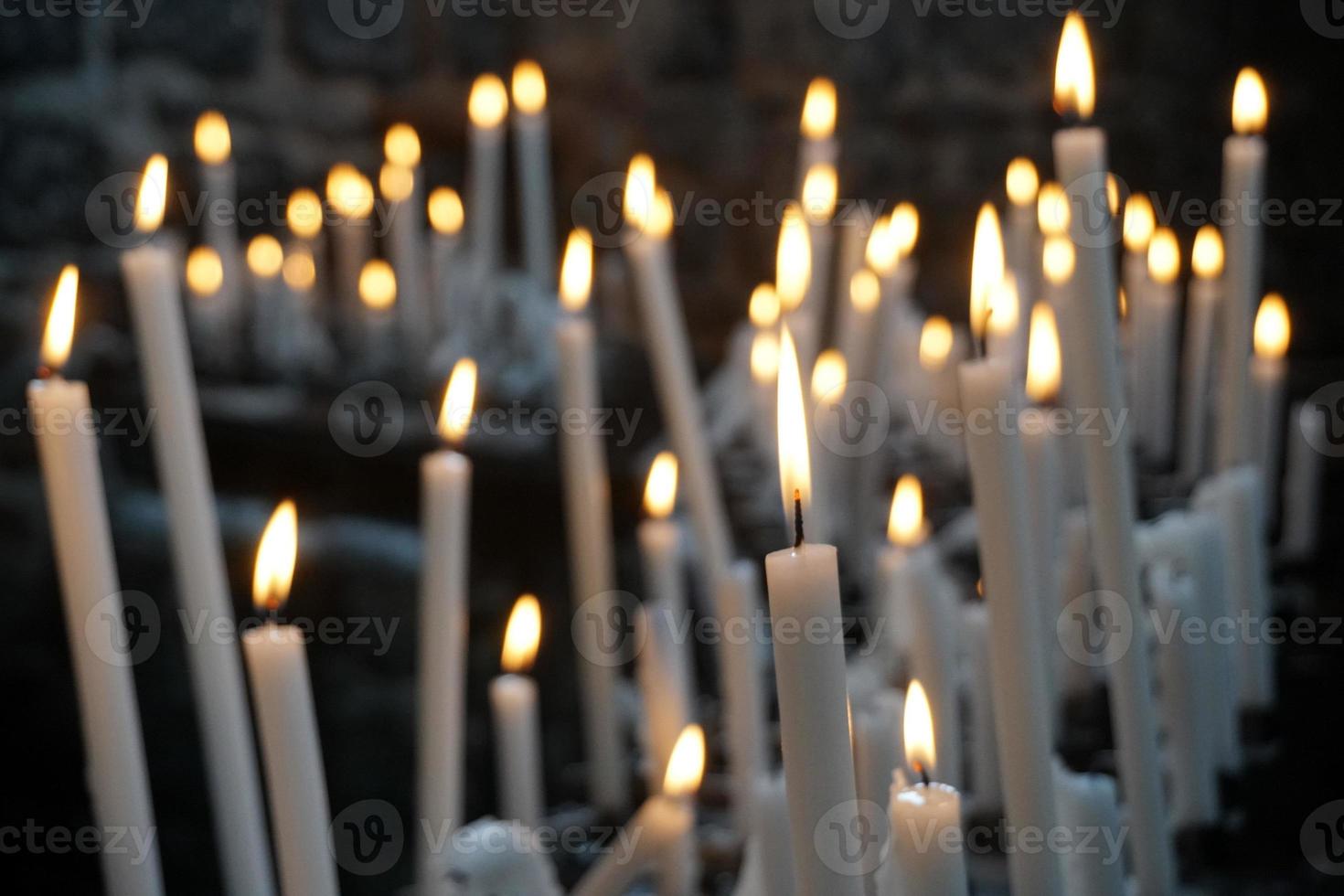 iglesia velas votivas llamas blancas foto