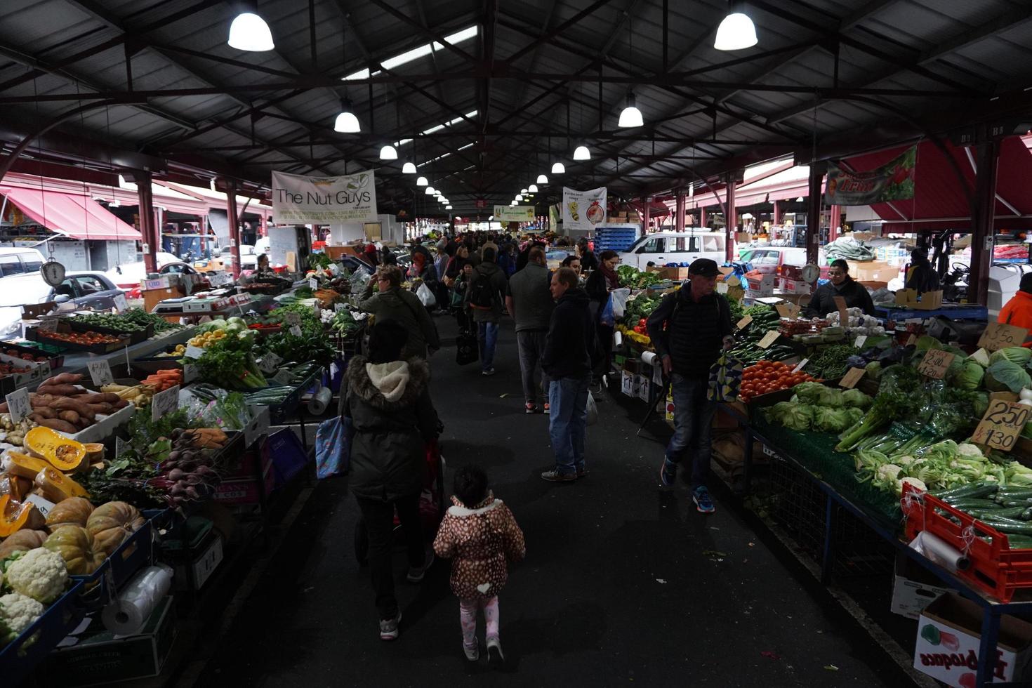 Melbourne, Australia - 15 de agosto de 2017 - gente comprando en el mercado foto