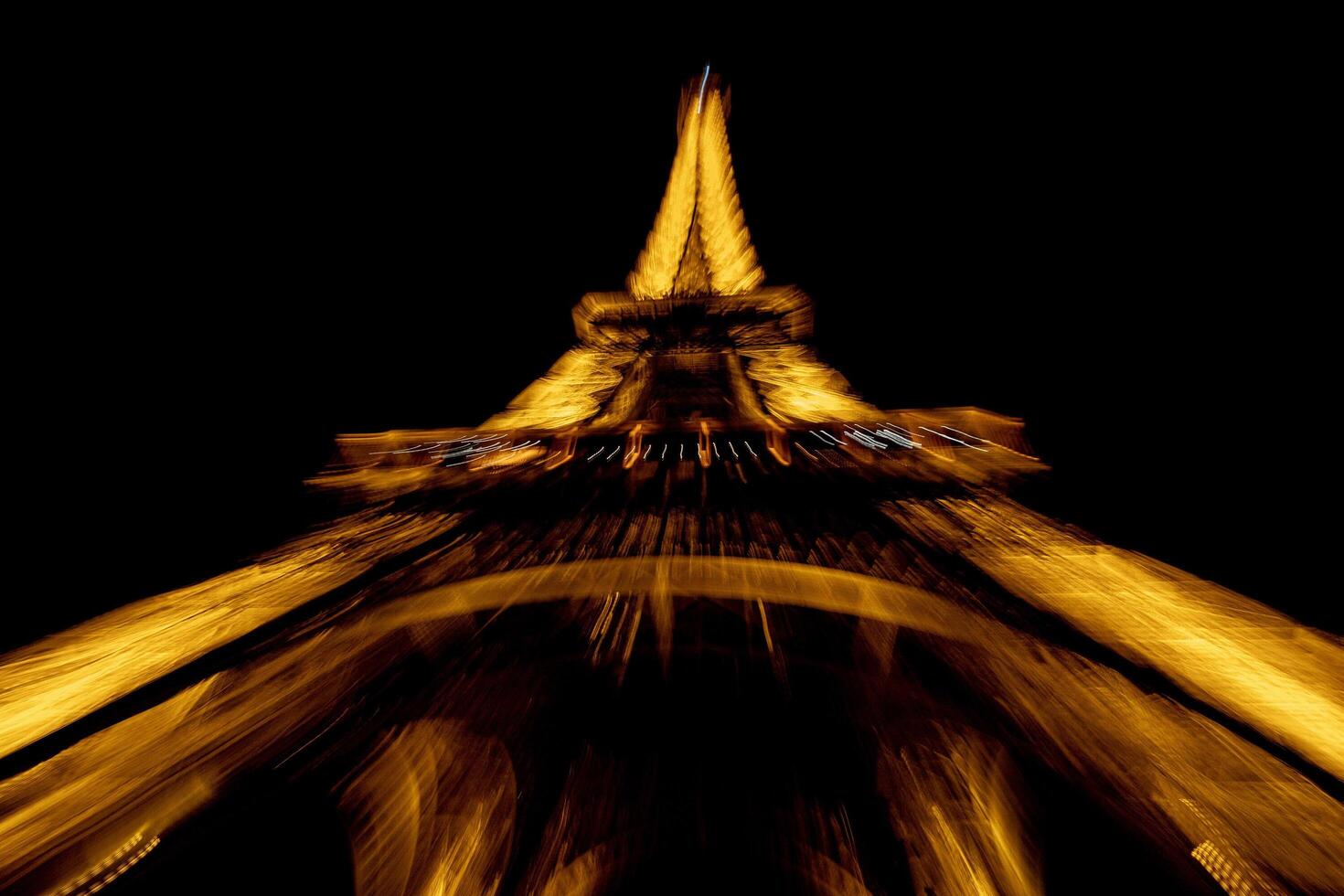 París, Francia - 6 de octubre de 2018 - Tour Eiffel zoom efecto aislado por la noche foto