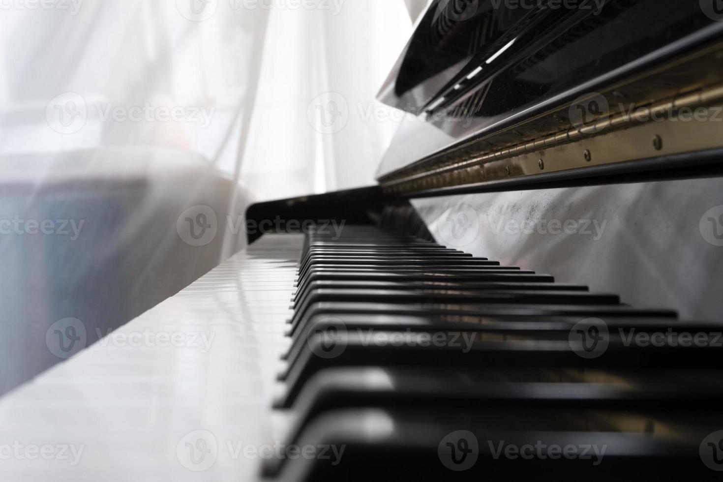 manos tocando el piano mientras se mueve foto