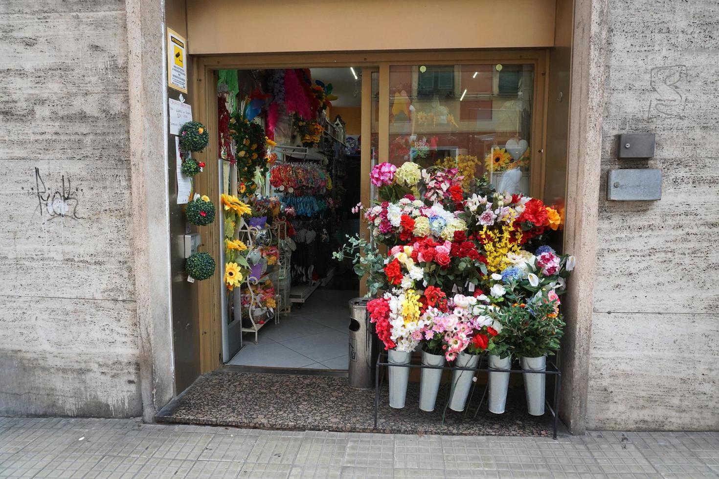 génova, italia - 5 de mayo de 2018 - euroflora regresa a génova en el escenario único de los parques nervi foto