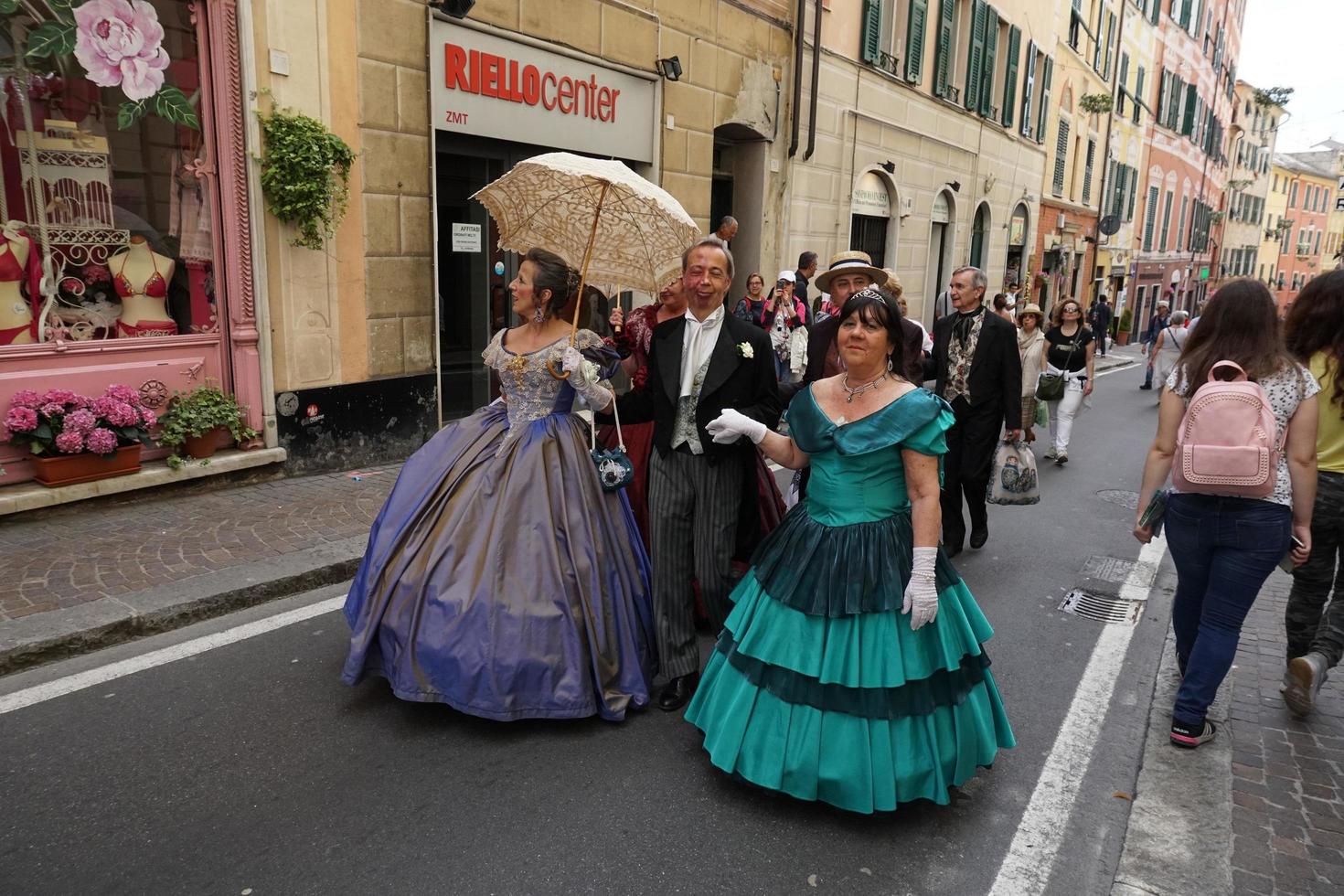 Génova, Italia - 5 de mayo de 2018 - Desfile de vestidos del siglo XIX para la exhibición de Euroflora en el escenario único de Nervi foto