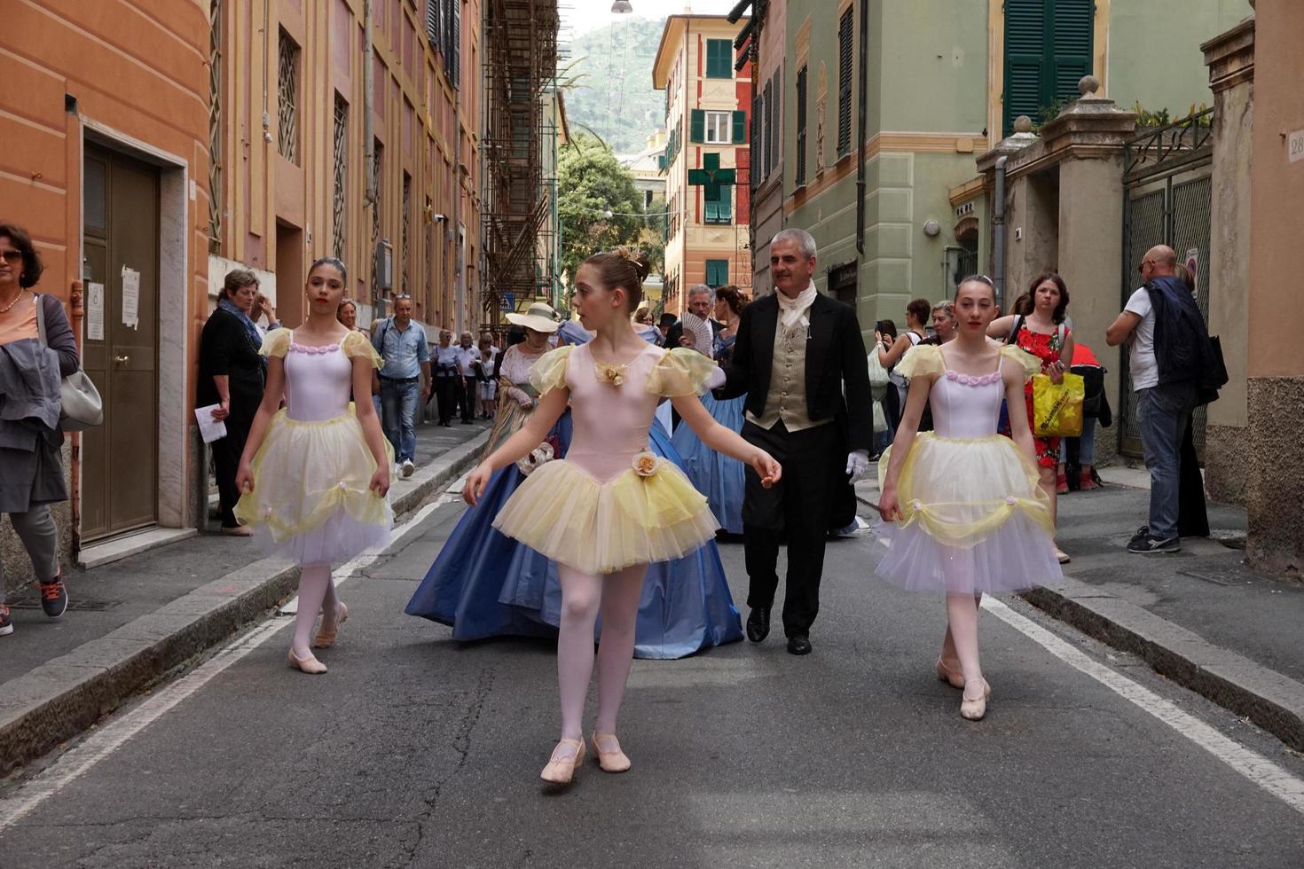 Génova, Italia - 5 de mayo de 2018 - Desfile de vestidos del siglo XIX para la exhibición de Euroflora en el escenario único de Nervi foto