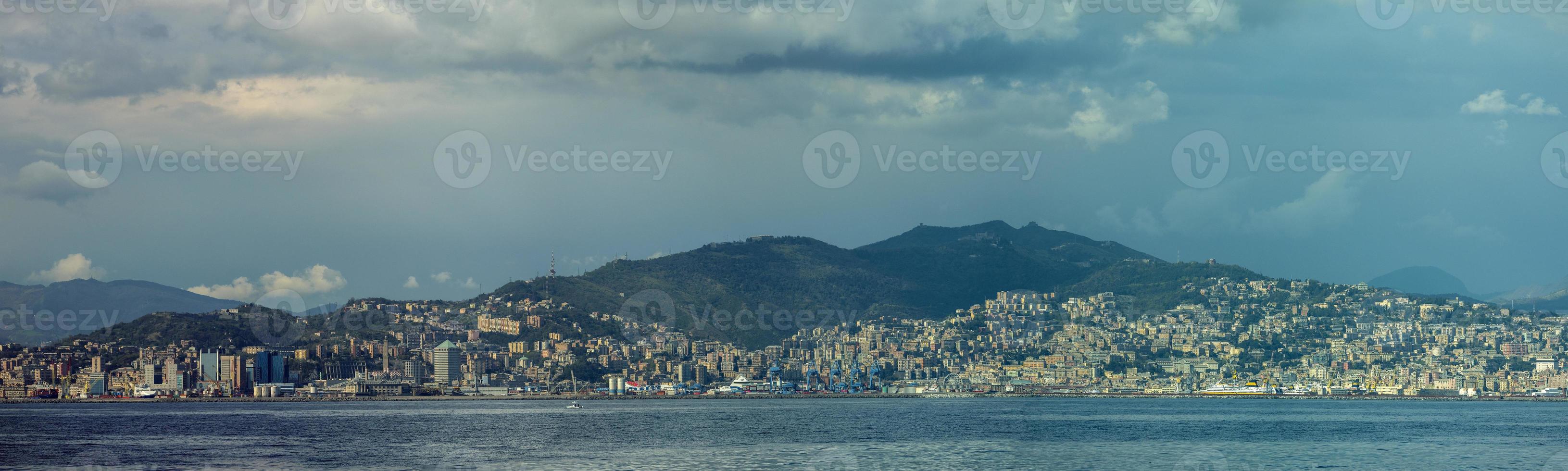 paisaje panorámico de génova desde el mar foto