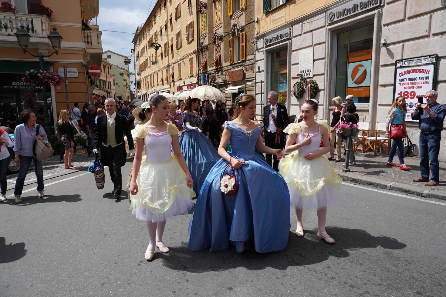 Génova, Italia - 5 de mayo de 2018 - Desfile de vestidos del siglo XIX para la exhibición de Euroflora en el escenario único de Nervi foto