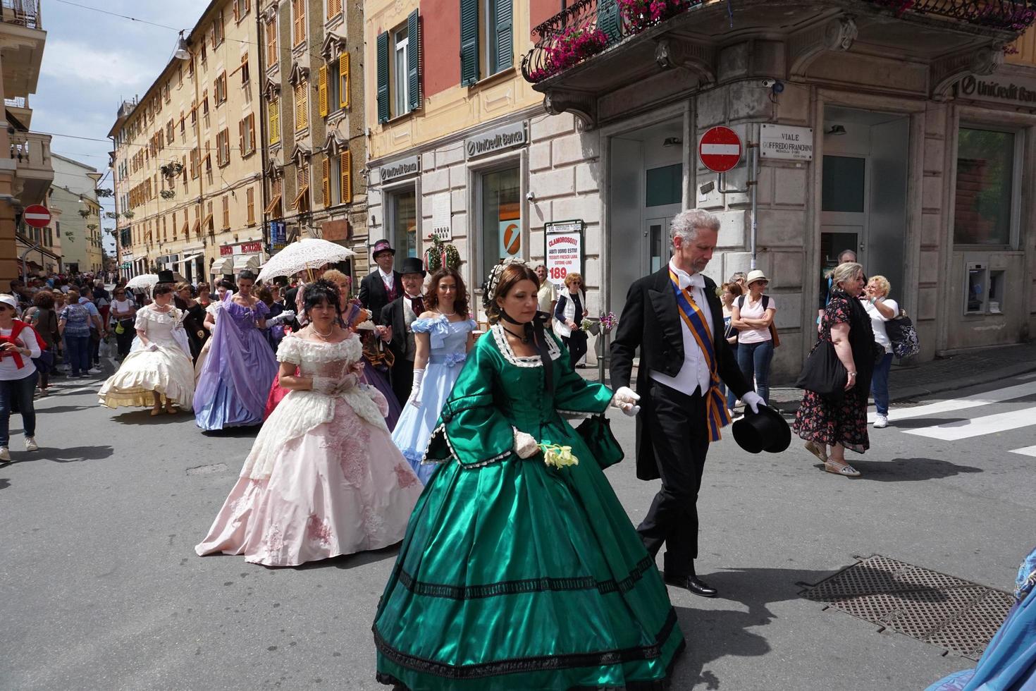 Génova, Italia - 5 de mayo de 2018 - Desfile de vestidos del siglo XIX para la exhibición de Euroflora en el escenario único de Nervi foto