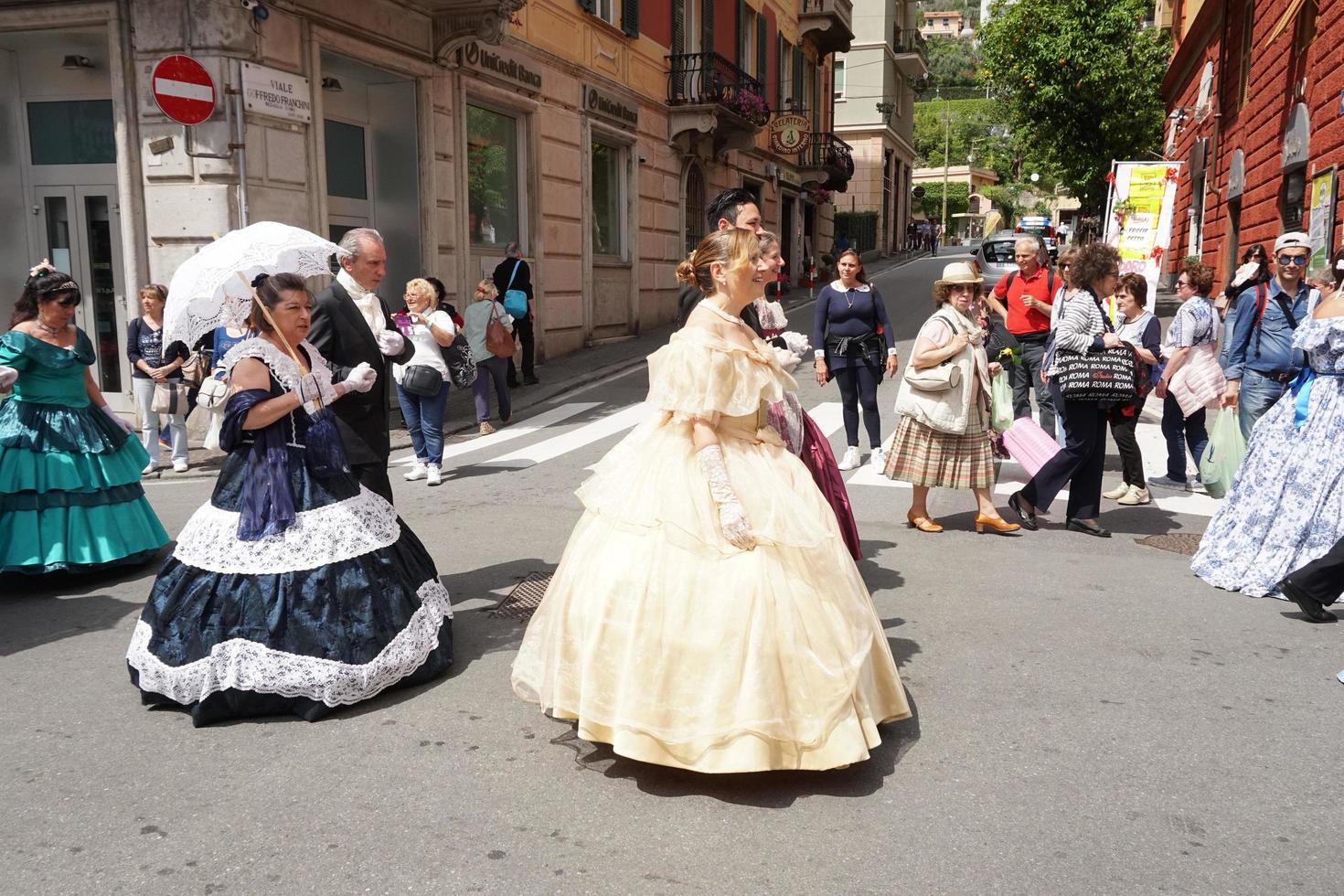 Génova, Italia - 5 de mayo de 2018 - Desfile de vestidos del siglo XIX para la exhibición de Euroflora en el escenario único de Nervi foto