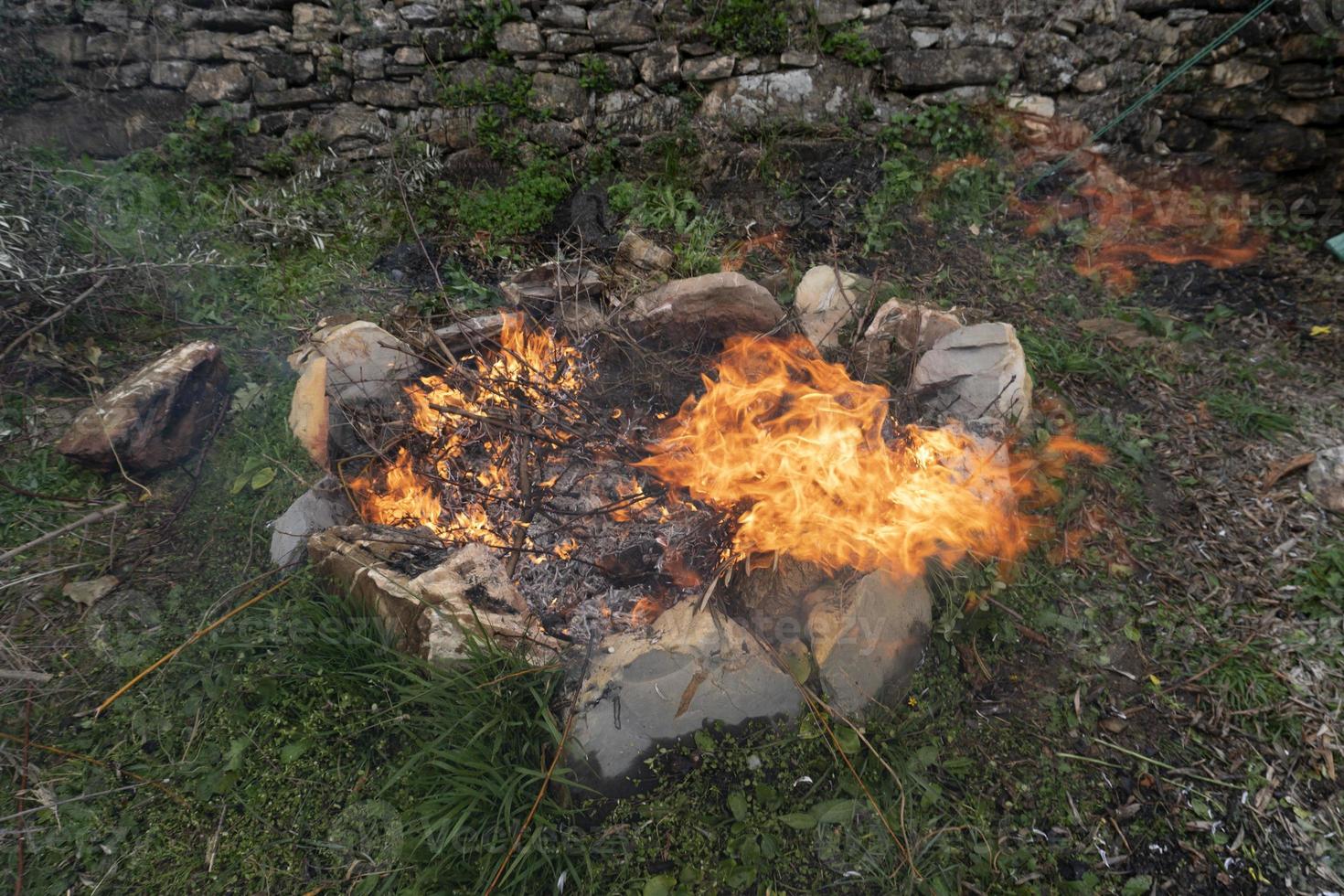 maleza ardiendo en el fuego foto