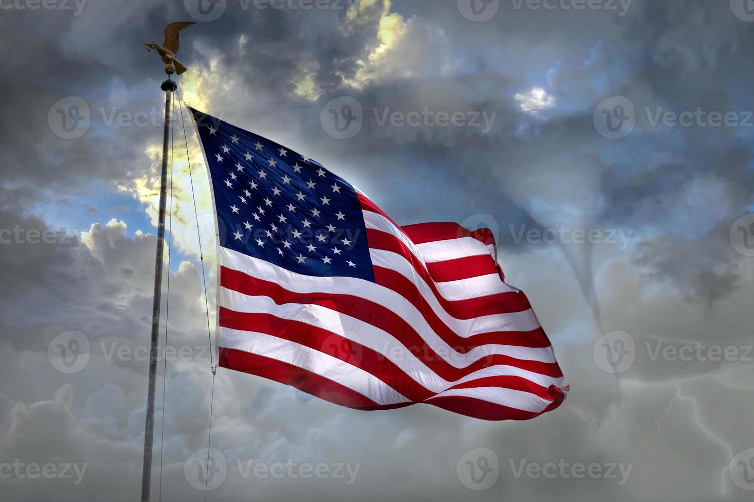 huracán ciclón en la bandera de la ciudad de estados unidos estrellas y rayas foto