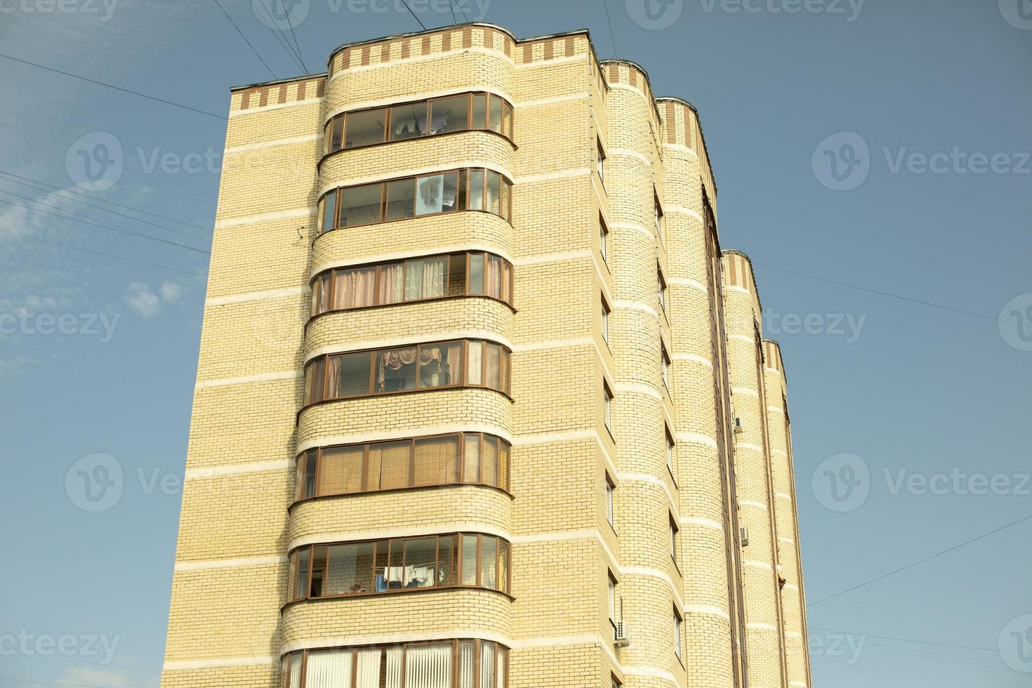 edificio en la ciudad. detalles de la arquitectura urbana. edificio de apartamentos en rusia. foto