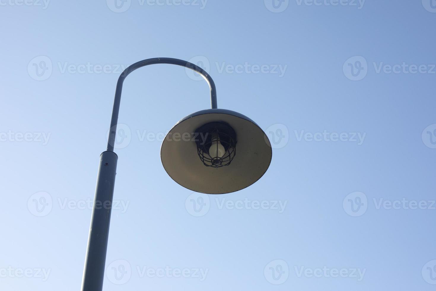 poste con lámpara. luz de la calle. lámpara contra el cielo. detalles de la infraestructura urbana. foto